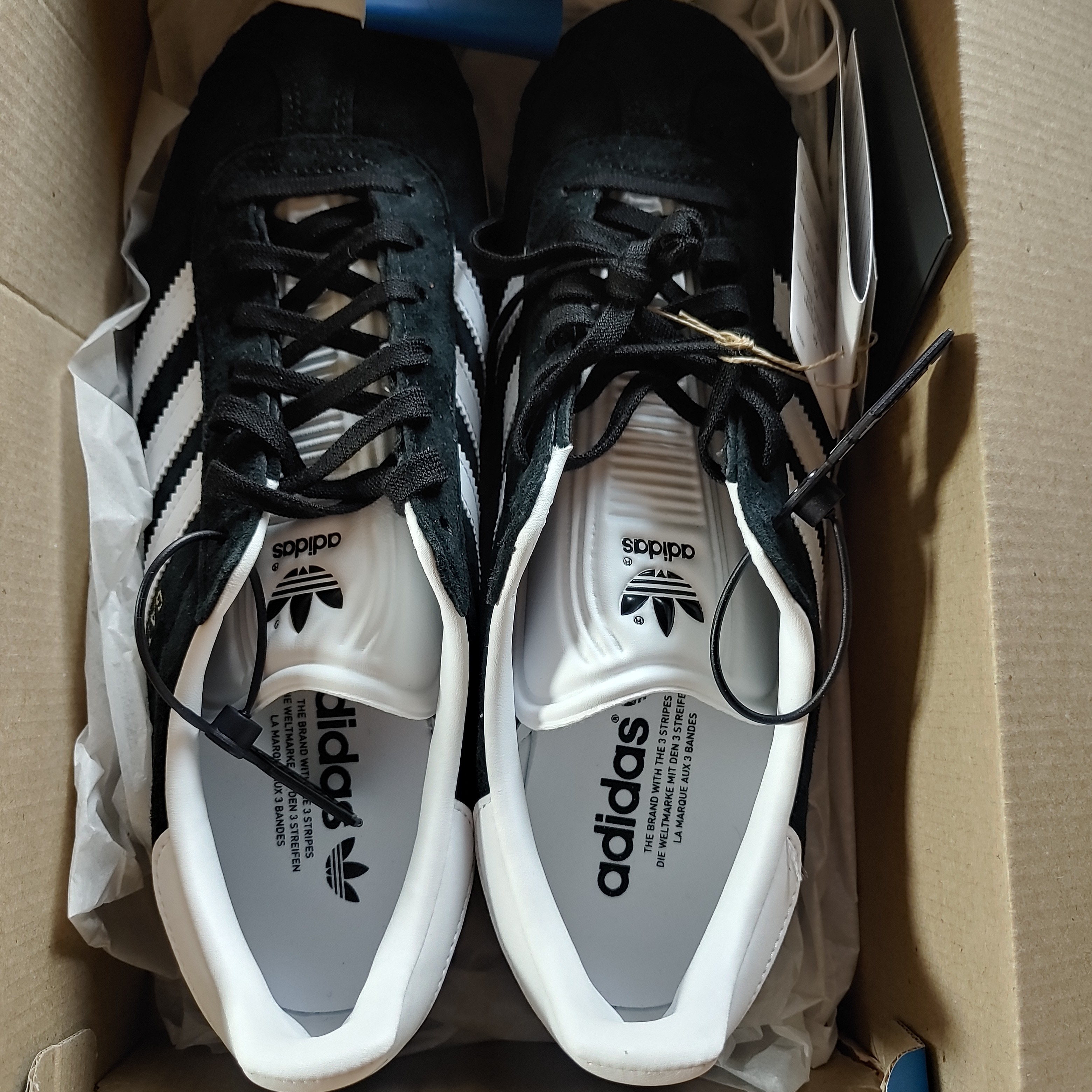 Adidas Gazelle Core Black White 착용 스타일