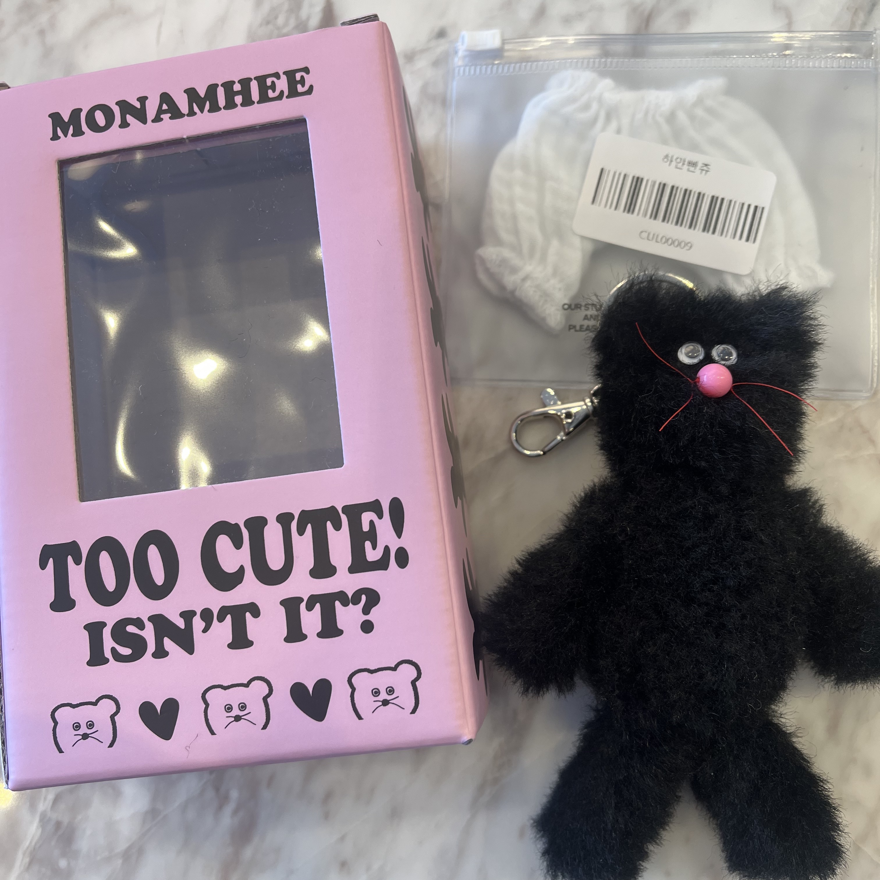 [KREAM 단독] Monamhee Beulpingi Keyring with White Pants Black 착용 스타일