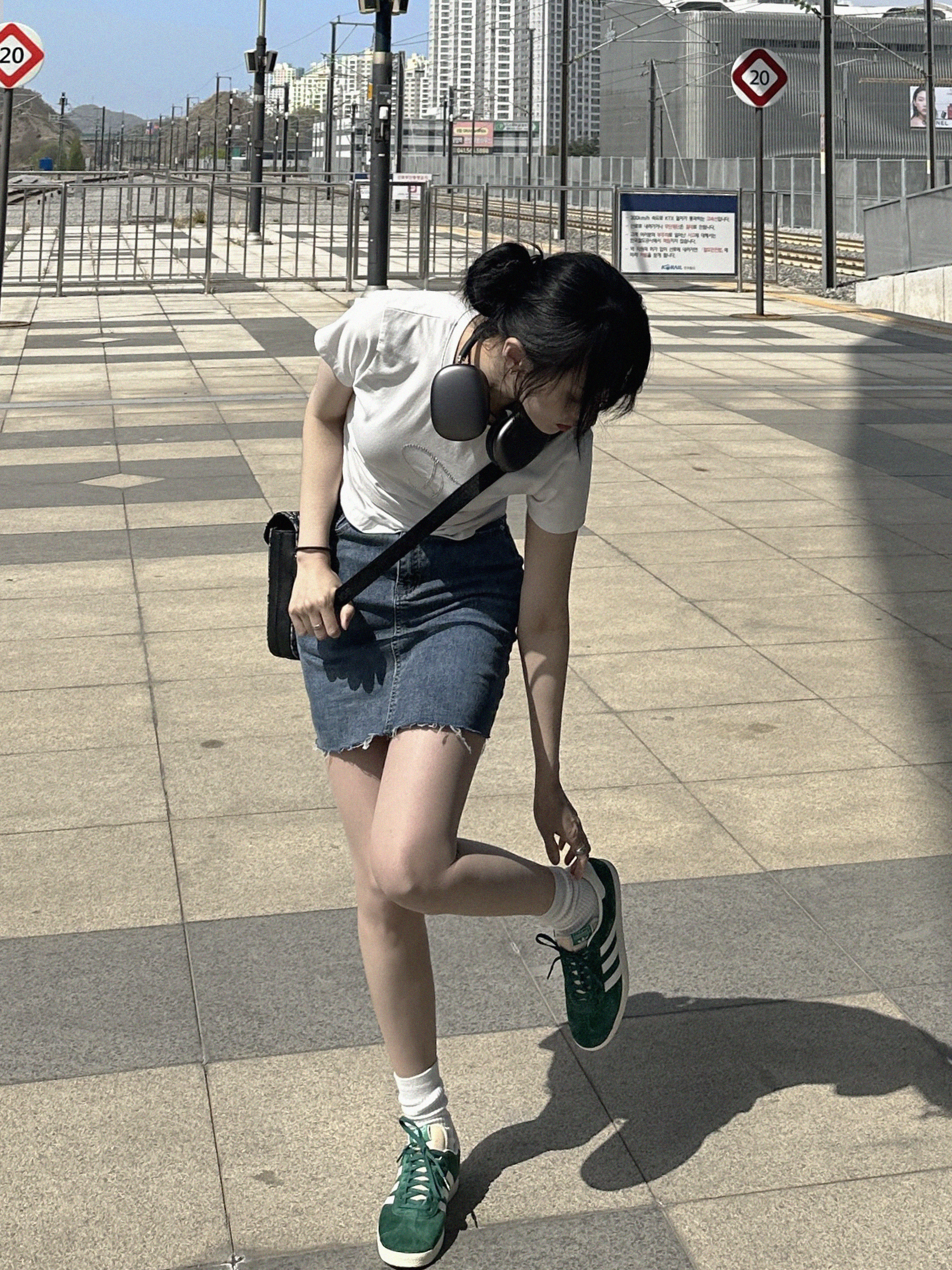 Adidas Gazelle Dark Green Cream White, Apple AirPods Max Lightning Space Gray (Korean Ver.) 착용 스타일 - 1