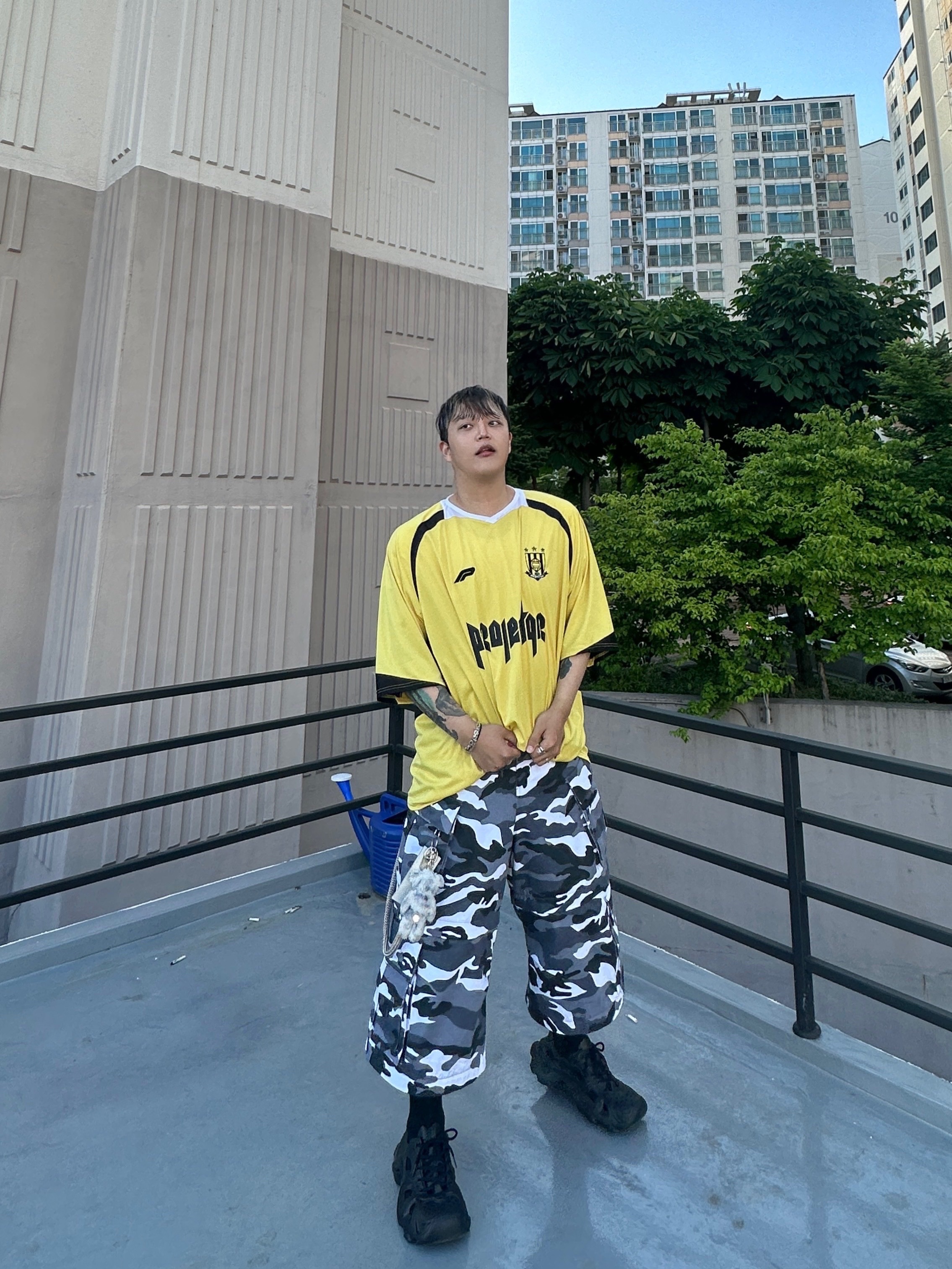 Balenciaga HD Lace-Up Sneakers Black, Project G/R Oversized Convertible Cargo Pants City Camo 착용 스타일 - 1