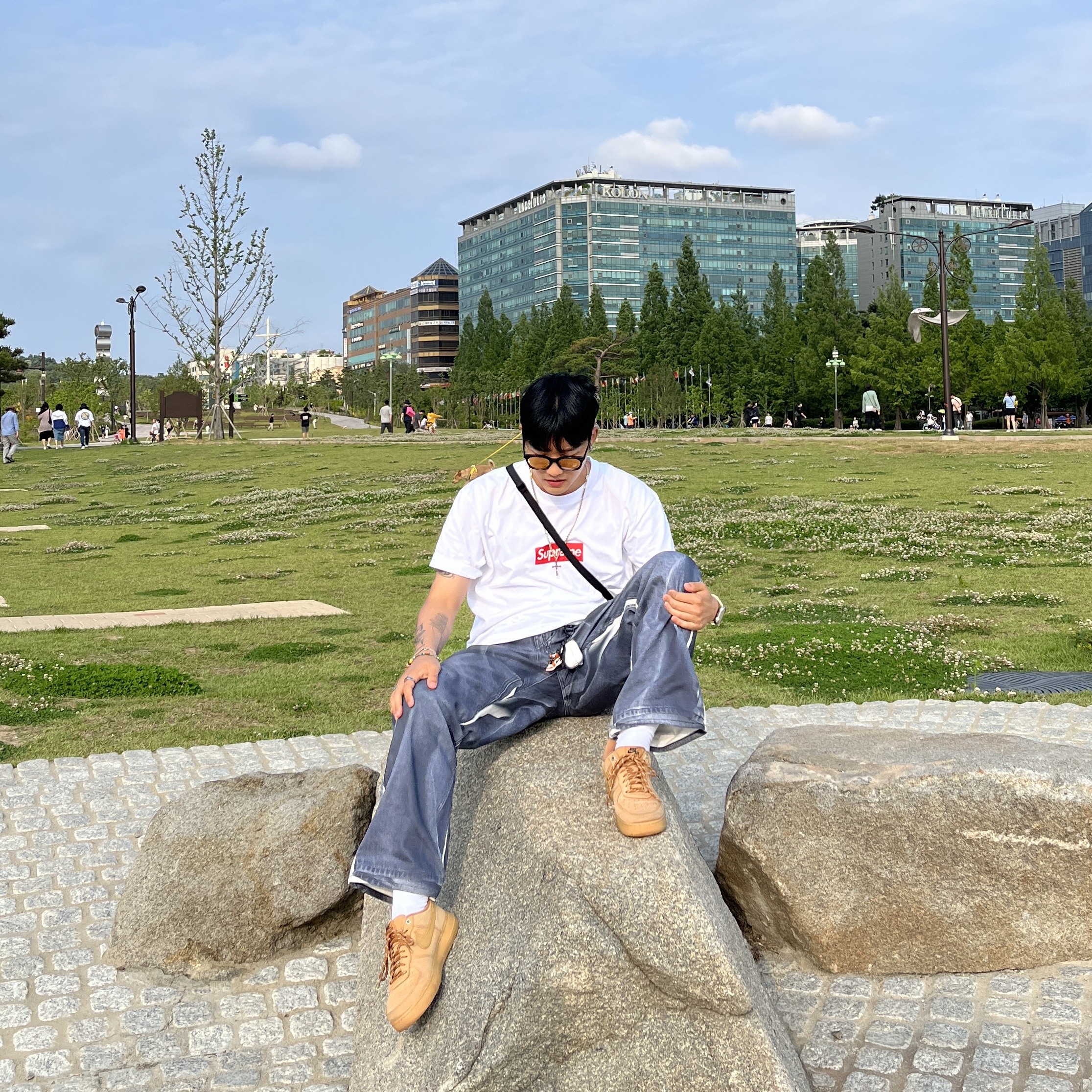Supreme West Hollywood Box Logo T-Shirt White - 23SS, Typing Mistake Digital Washed Denim Pants Black - 22FW 착용 스타일 - 2