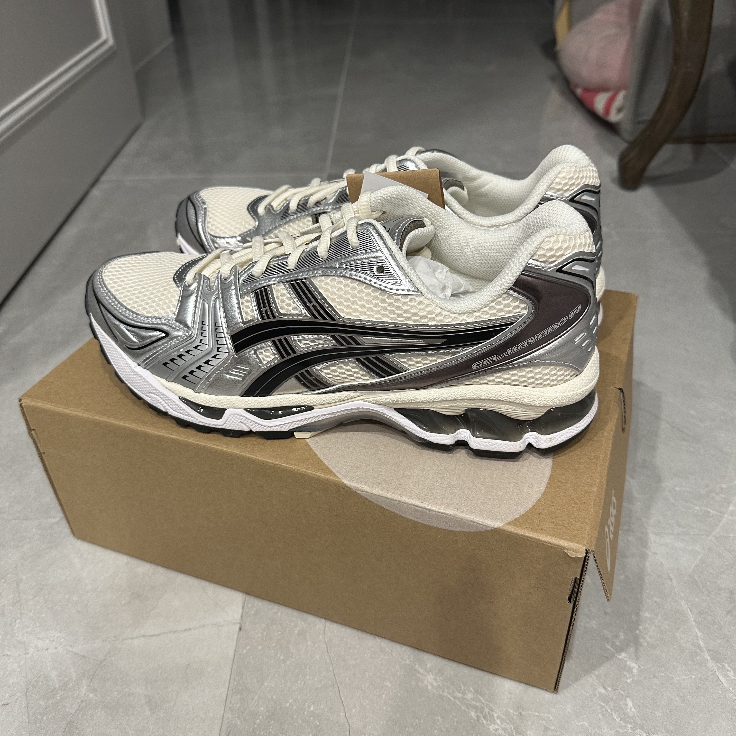 Asics Gel-Kayano 14 Cream Black 착용 스타일 - 2