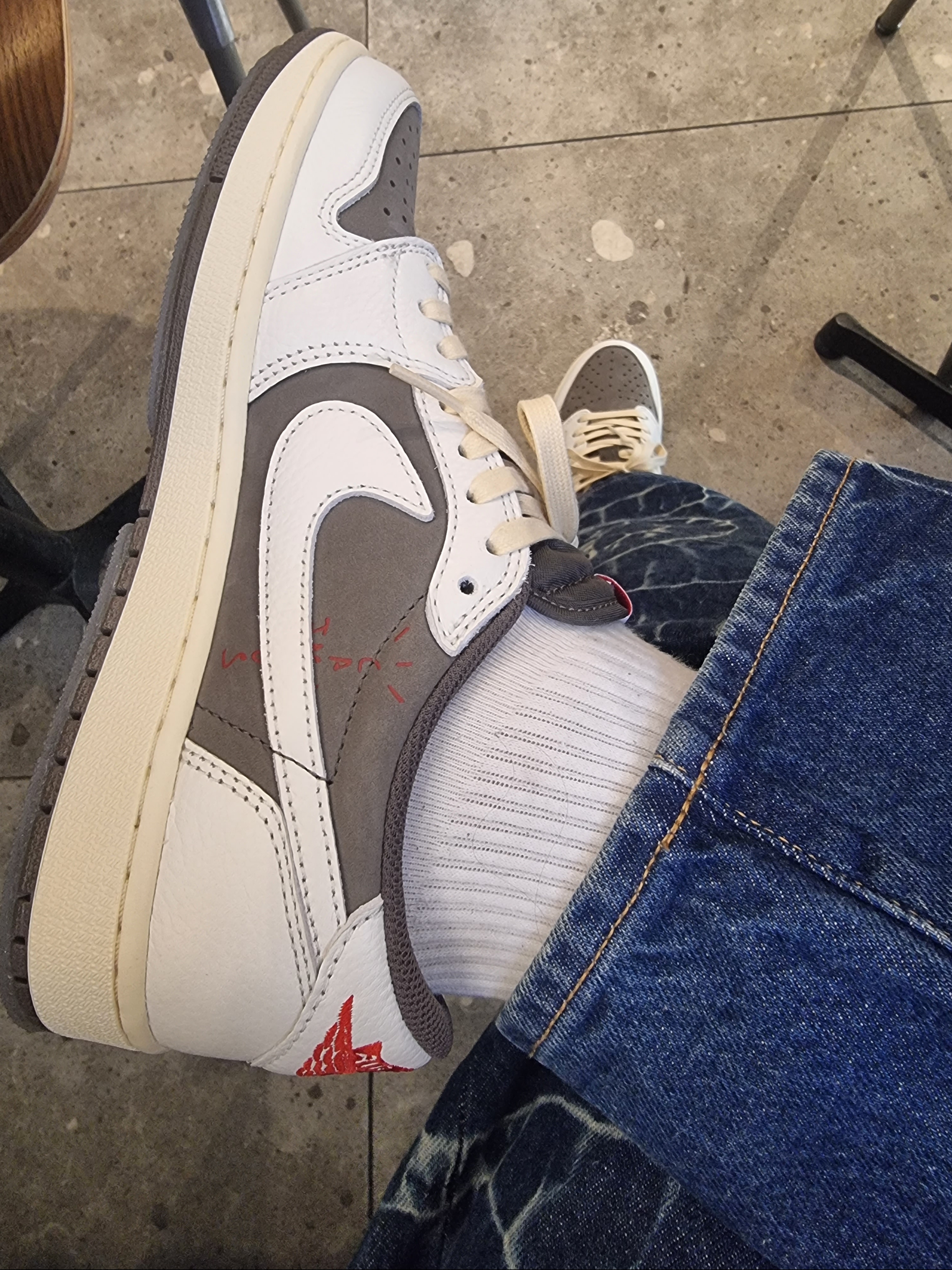 Jordan 1 x Travis Scott Retro Low OG SP Sail and Ridgerock 착용 스타일 - 1