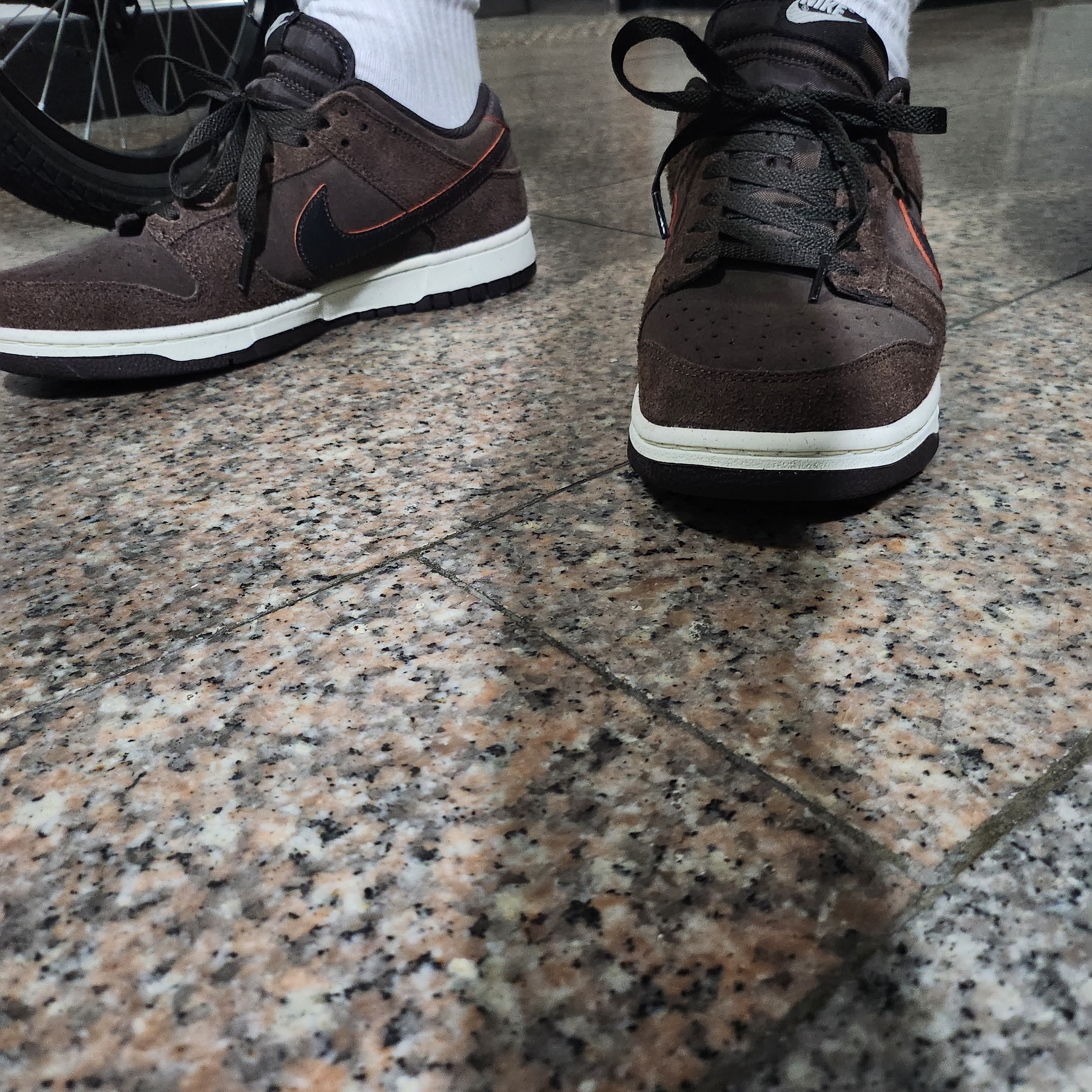 Nike Dunk Low Premium Baroque Brown and Team Orange 착용 스타일 - 3