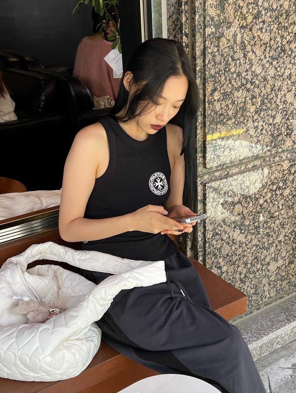 펀치 드렁크 파티즈 우먼 마더스 워리 탱크 탑 블랙 착용 스타일 - 2