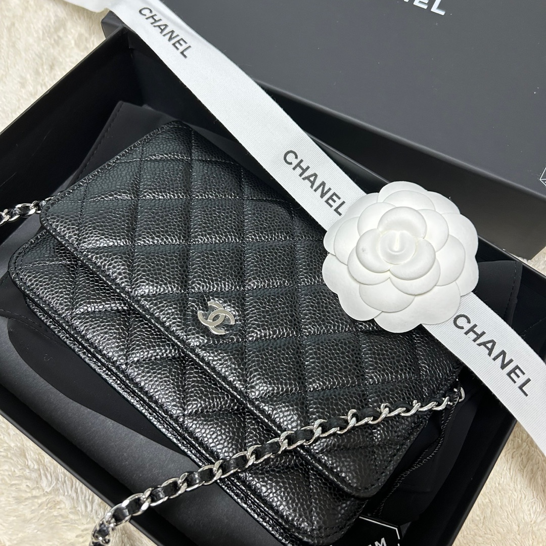 Chanel Classic Wallet On Chain Grained Calfskin & Silver Black 착용 스타일