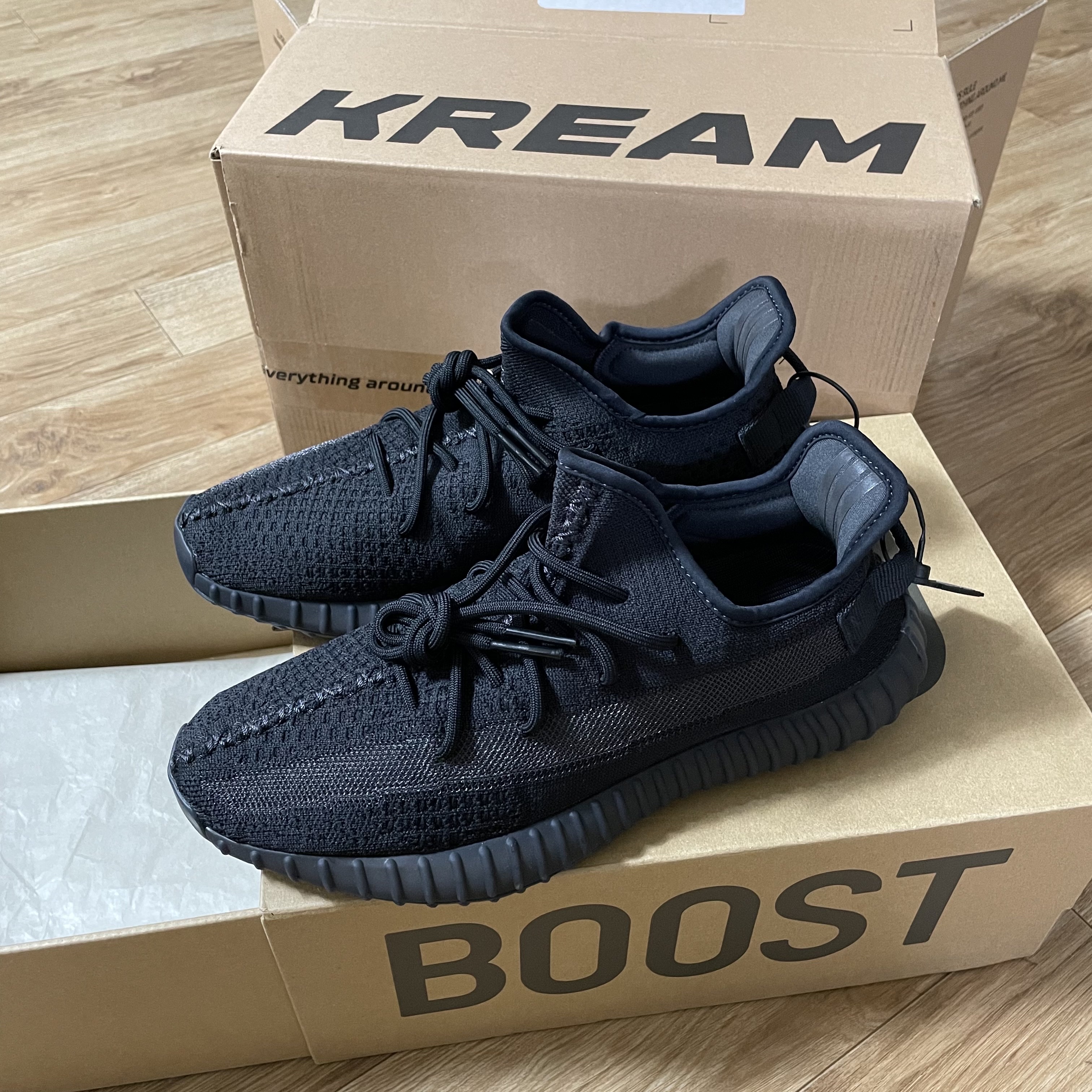 Adidas Yeezy Boost 350 V2 Onyx 착용 스타일
