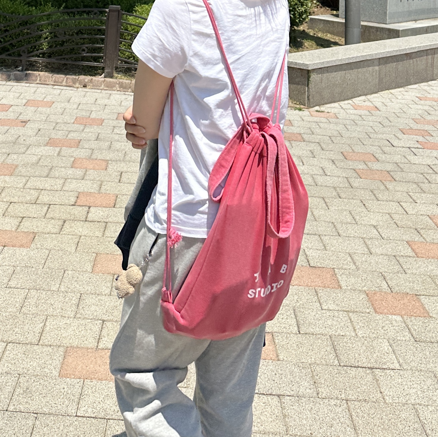 IAB Studio Pigment Sack Coral 착용 스타일 - 3