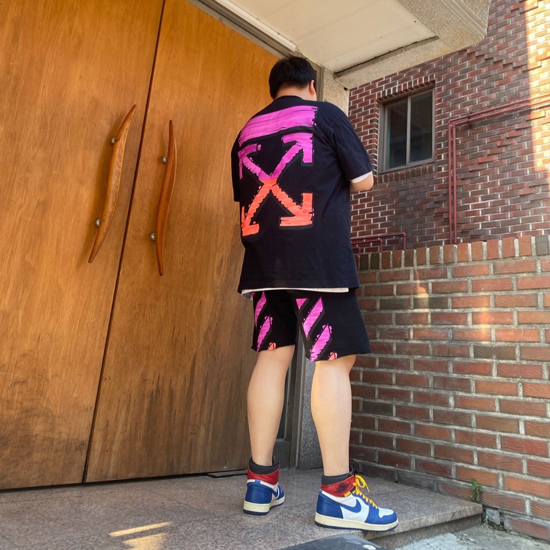 Off-White Marker Over S/S T-Shirt Black, Off-White Marker Sweatshorts Black 착용 스타일