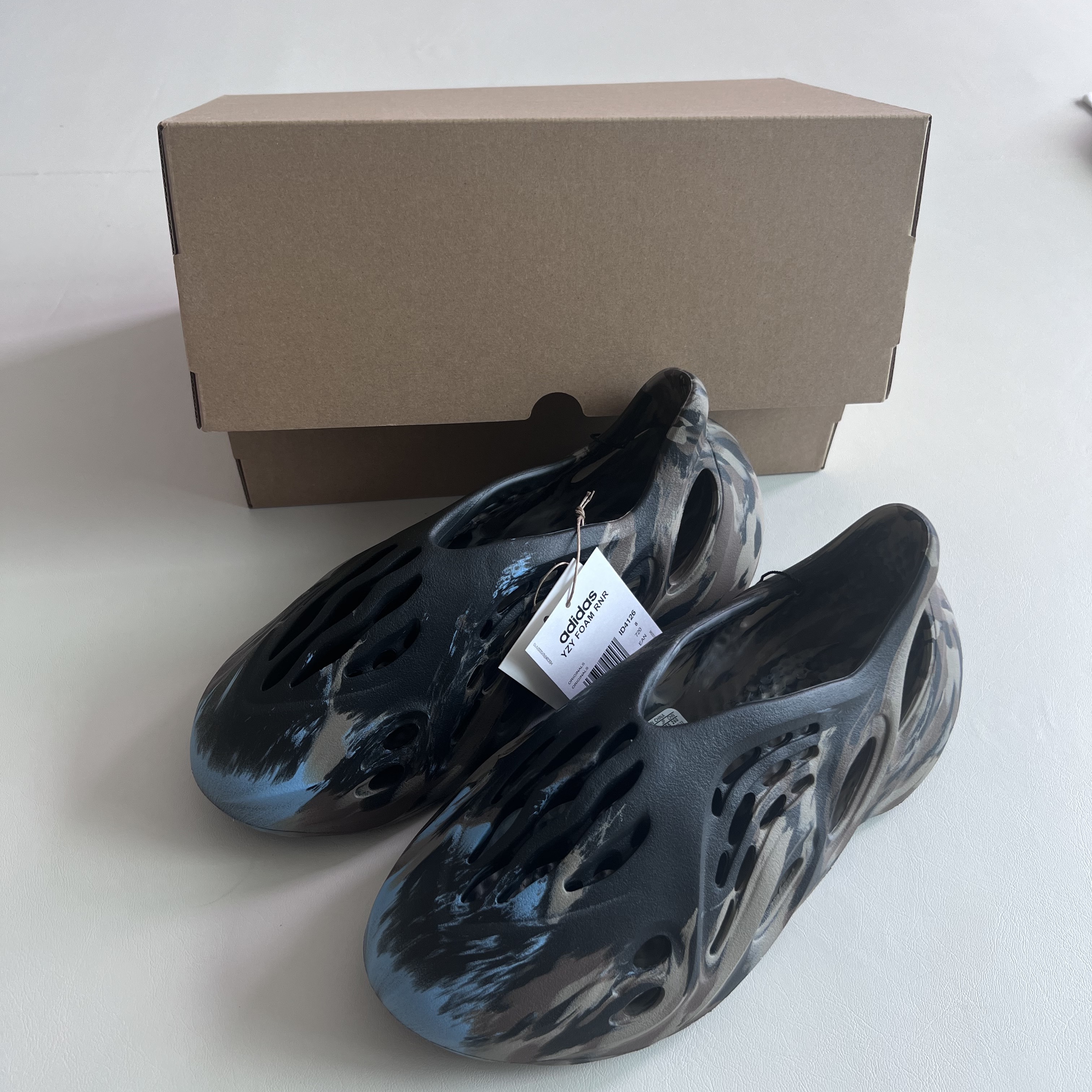 Adidas Yeezy Foam RNNR MX Cinder 착용 스타일