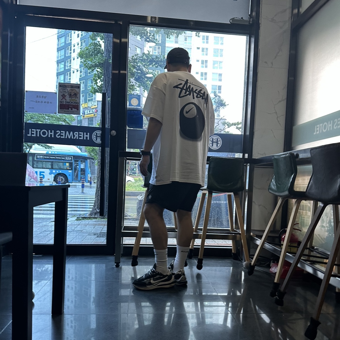 Nike x Stussy NRG FL SS 8 Ball T-Shirt White (DO9322-100), Nike x Sacai VaporWaffle Black White 착용 스타일