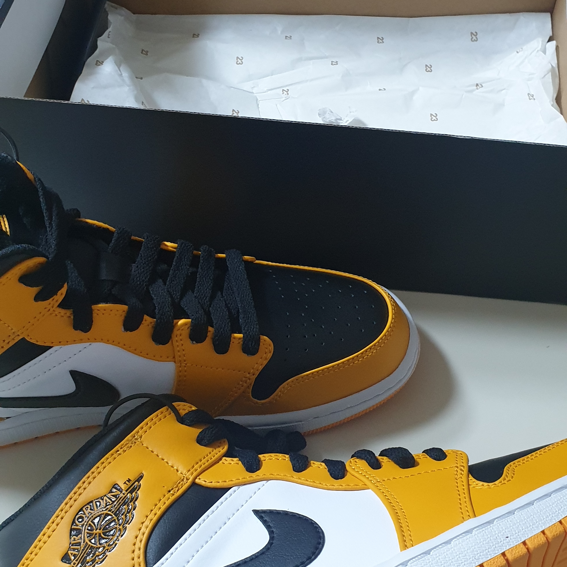 Jordan 1 Mid Taxi 착용 스타일