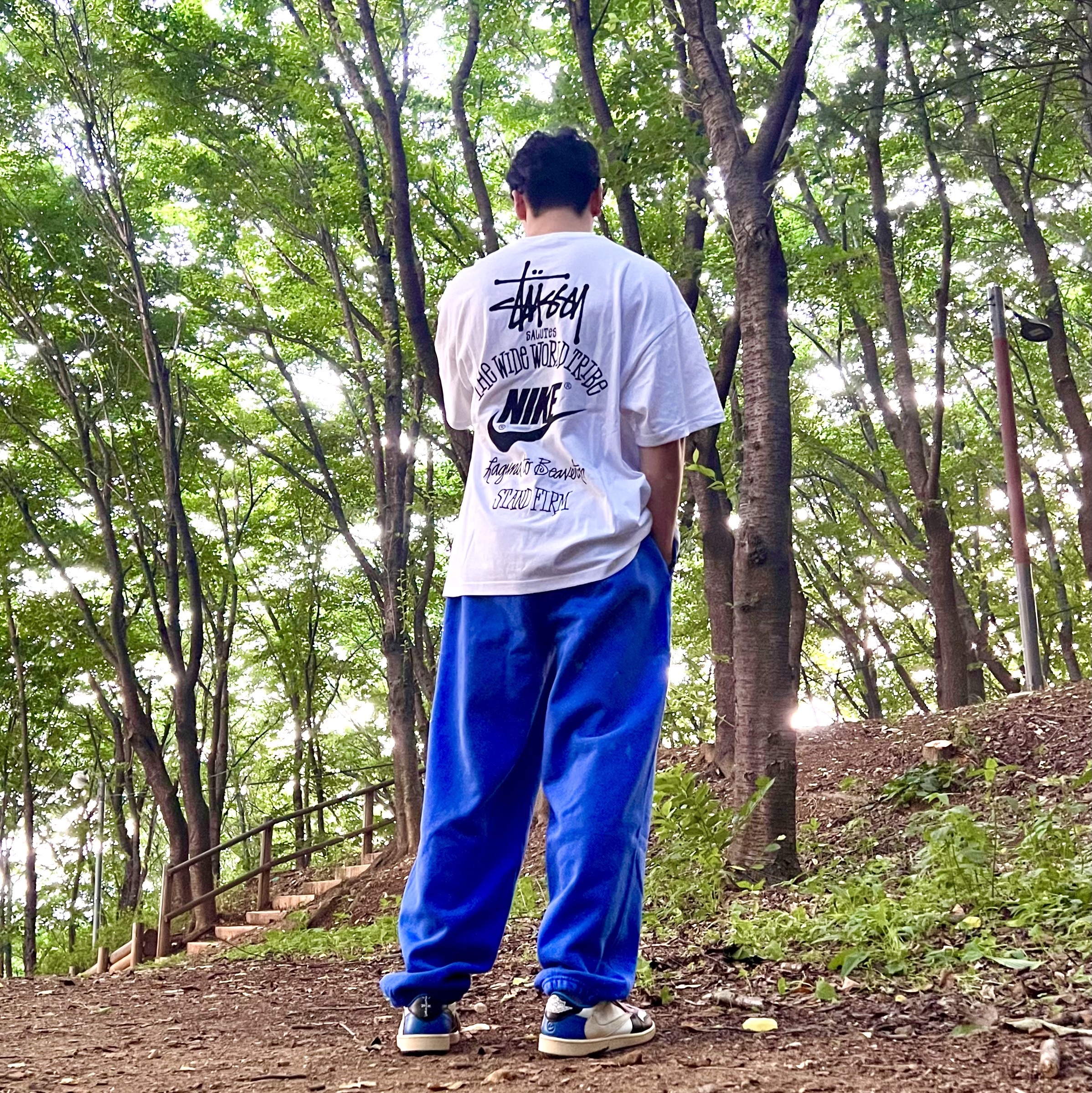 Nike x Stussy T-Shirt White (DV1774-100), Nike x Stussy NRG Acid Washed Fleece Pants Game Royal (DR4025-480) 착용 스타일