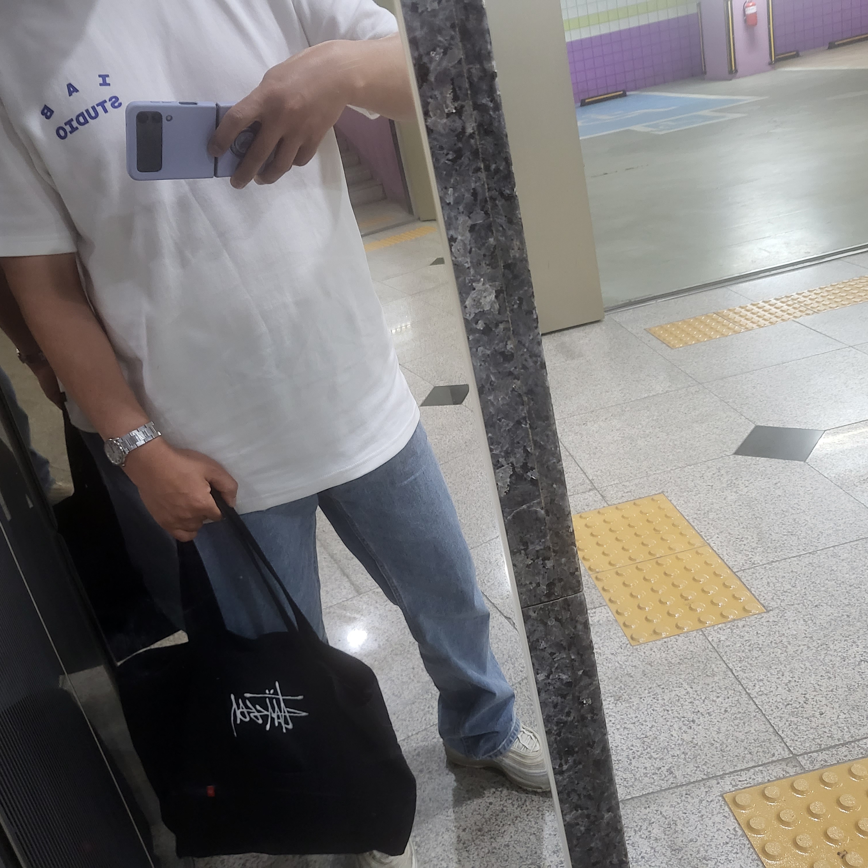IAB Studio 10th Anniversary T-Shirt White 착용 스타일