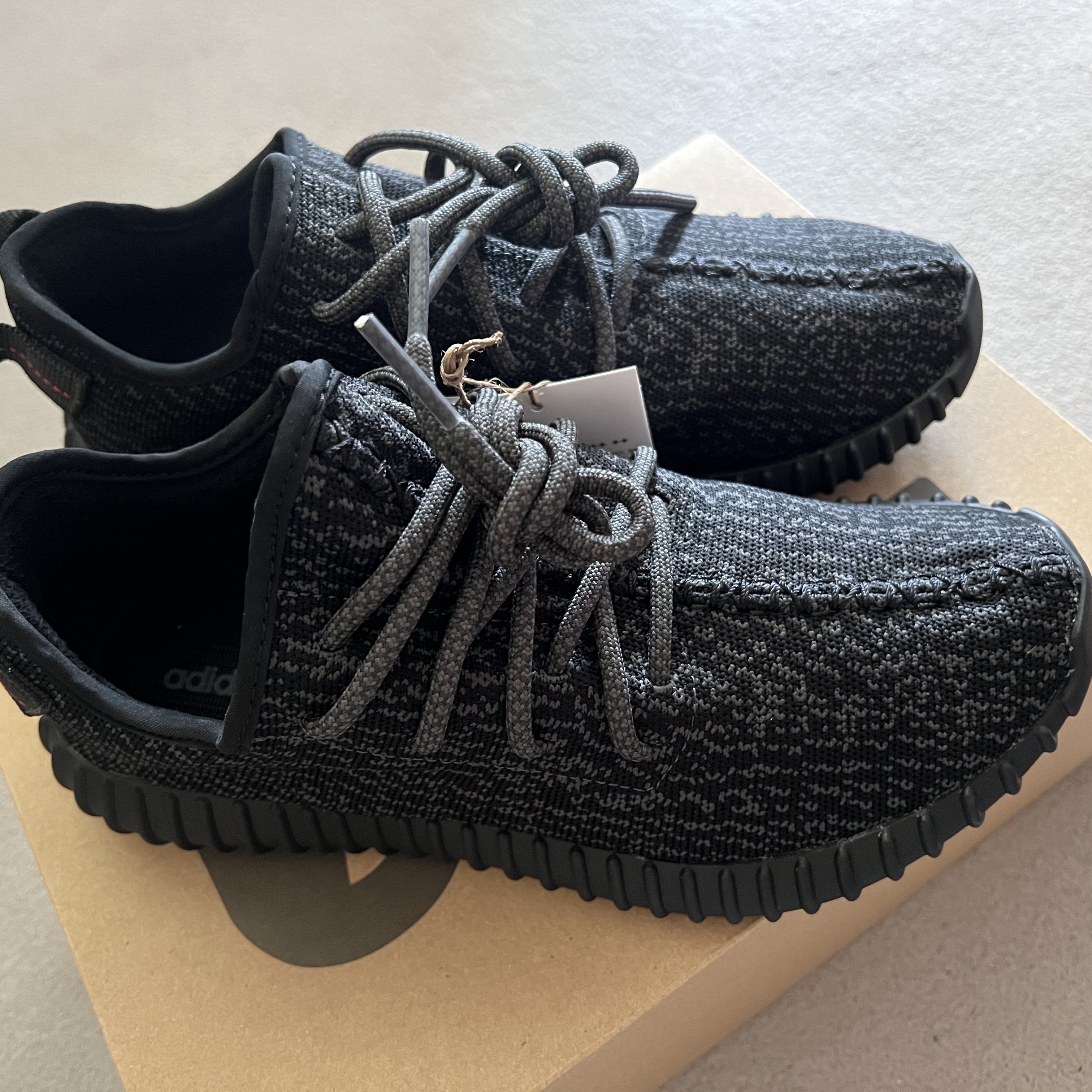 Adidas Yeezy Boost 350 Pirate Black 2023 착용 스타일