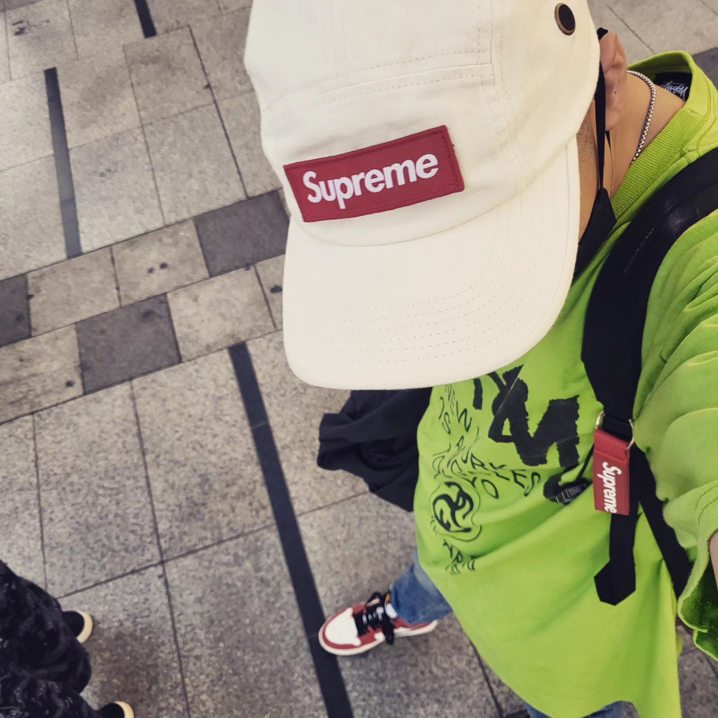 Supreme Military Camp Cap Stone - 22SS, Supreme Webbing Keychain Red - 23SS 착용 스타일 - 2