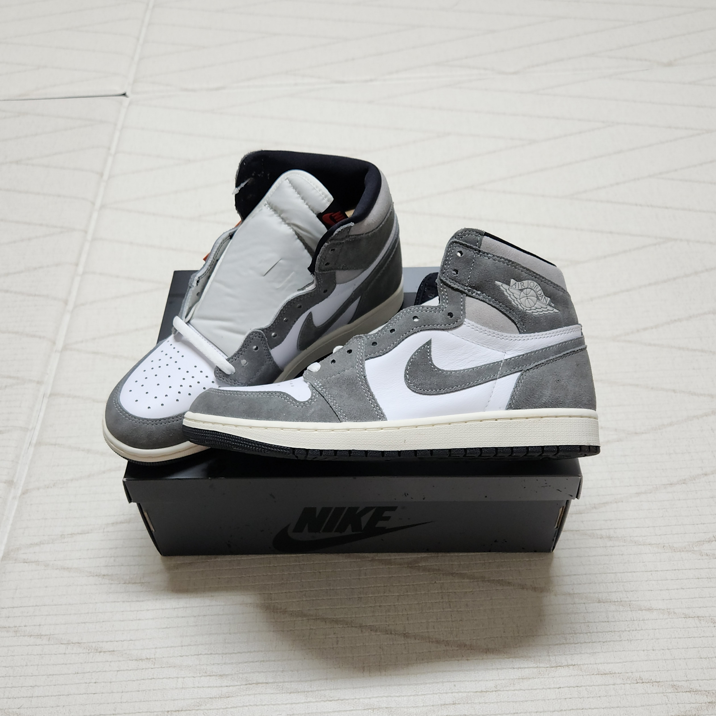 Jordan 1 Retro High OG Black and Smoke Grey 착용 스타일 - 3