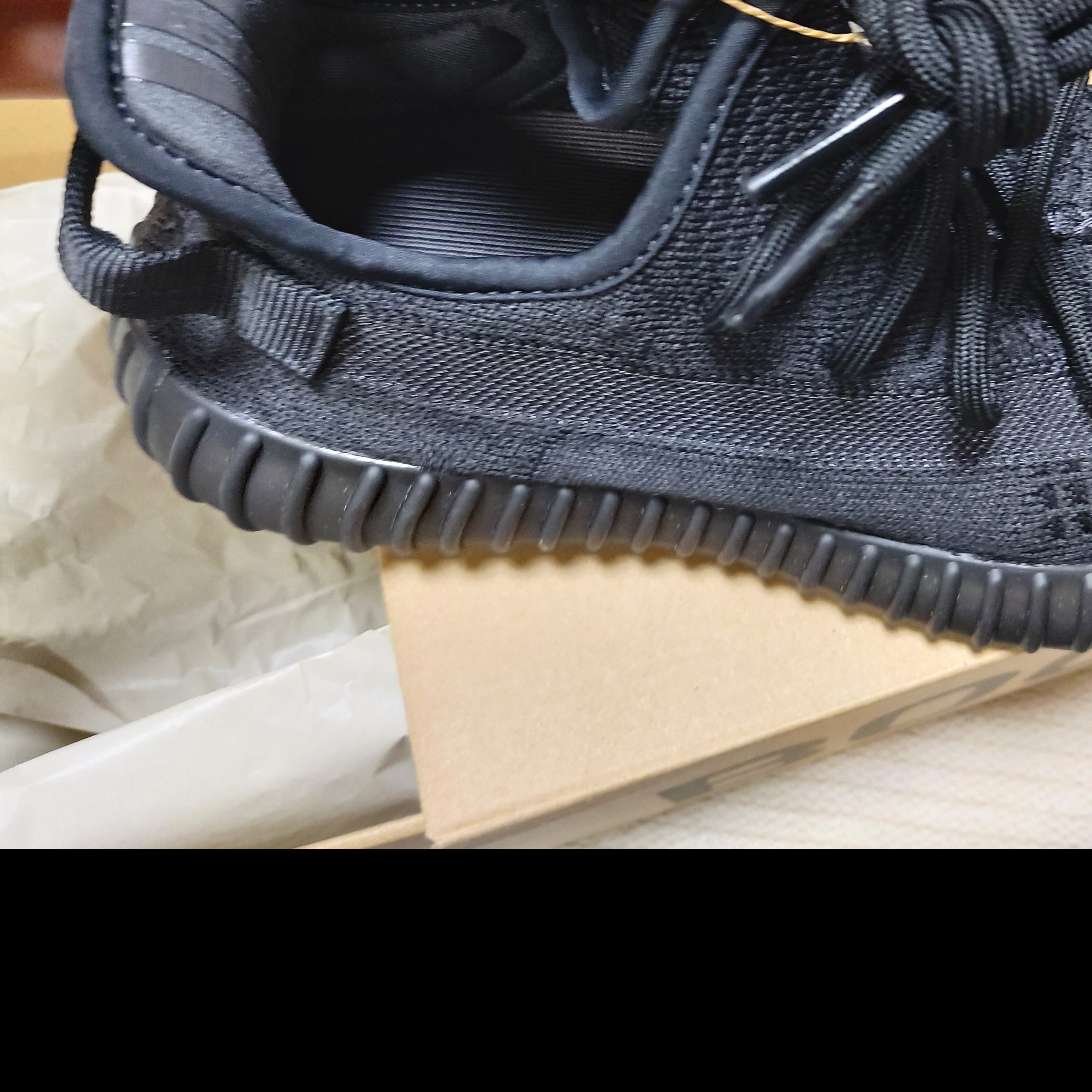 Adidas Yeezy Boost 350 V2 Onyx 착용 스타일 - 2