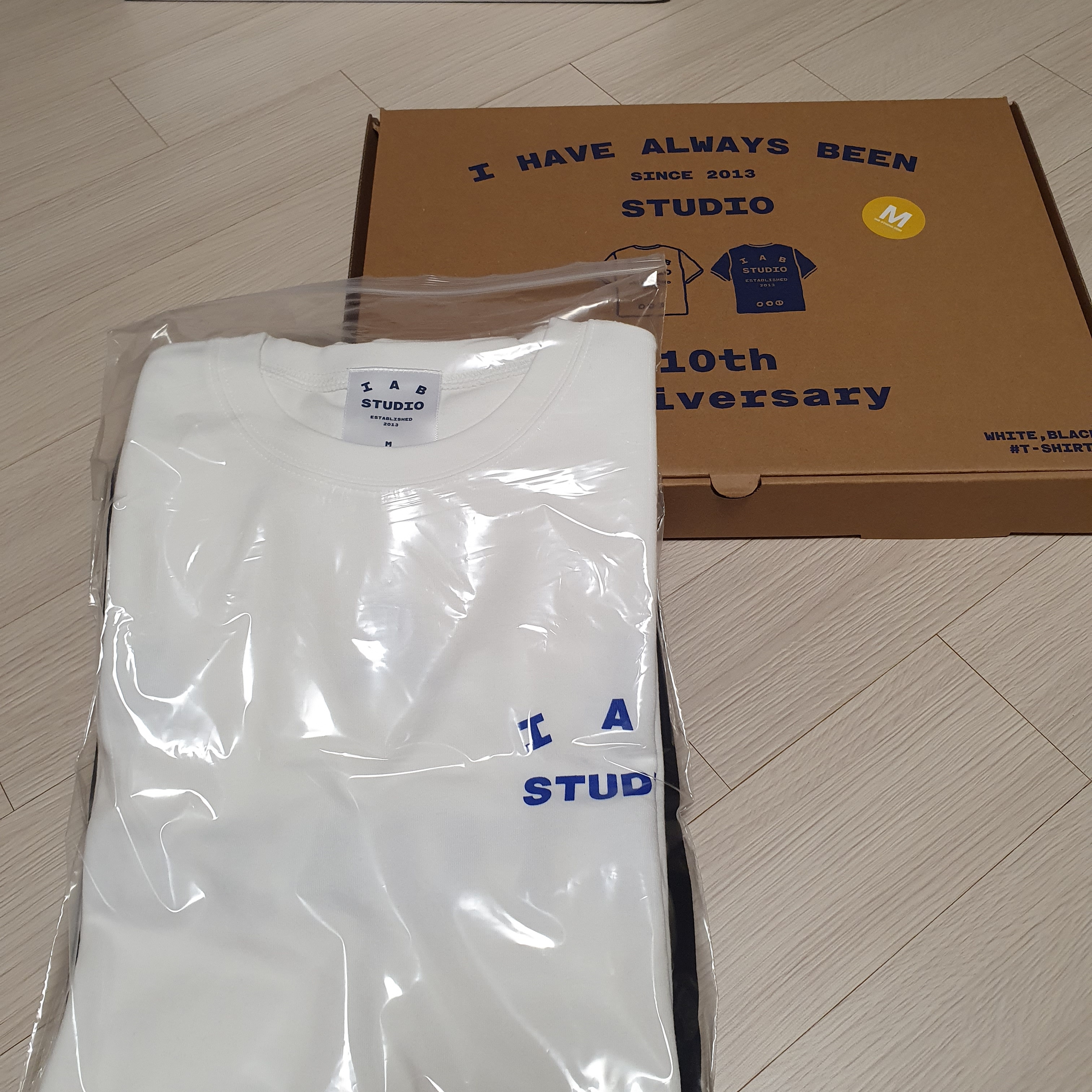 IAB Studio 10th Anniversary T-Shirts Pack White & Black (2 Pack) 착용 스타일 - 2