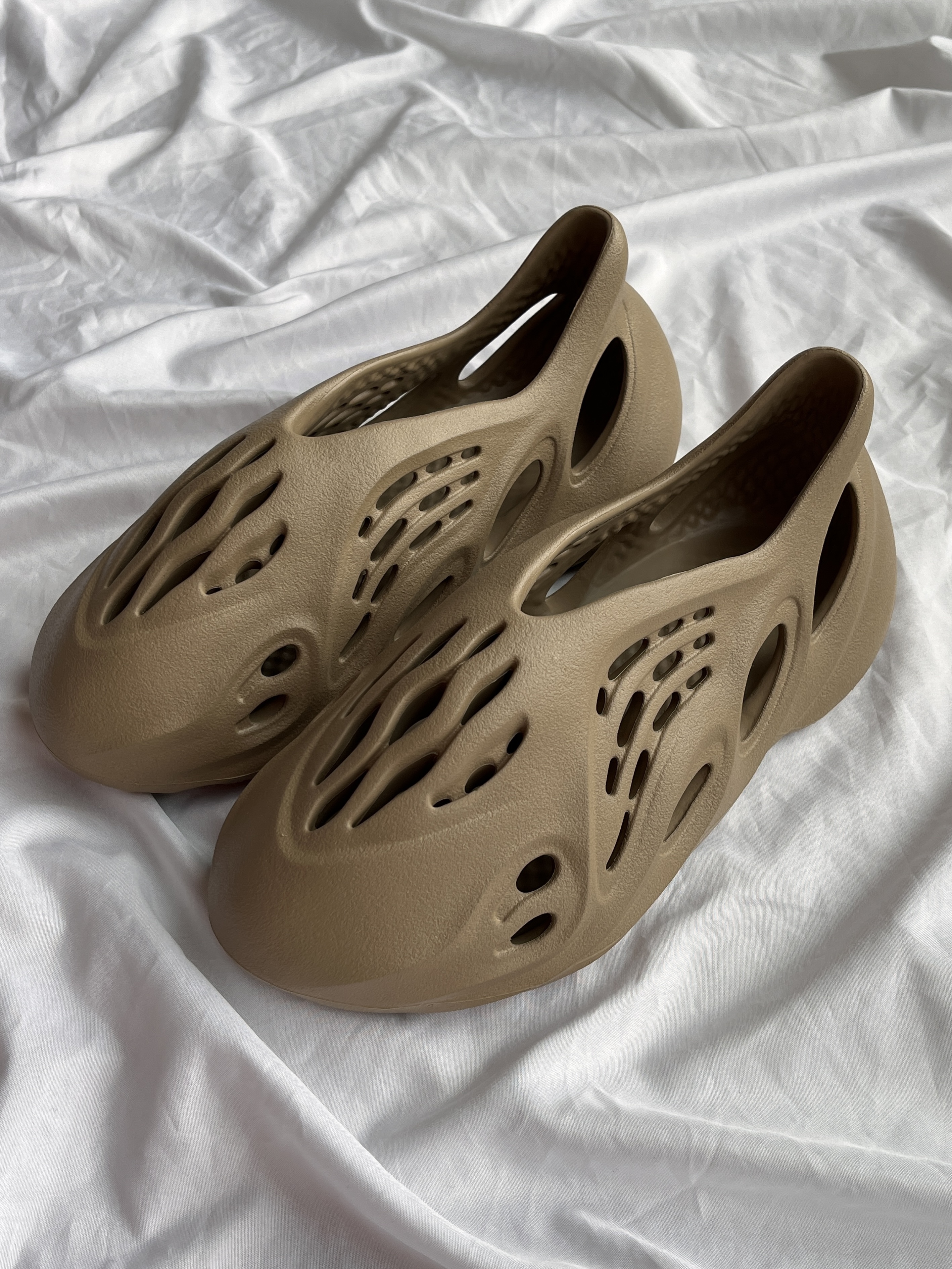 Adidas Yeezy Foam RNNR Clay Taupe 착용 스타일 - 1