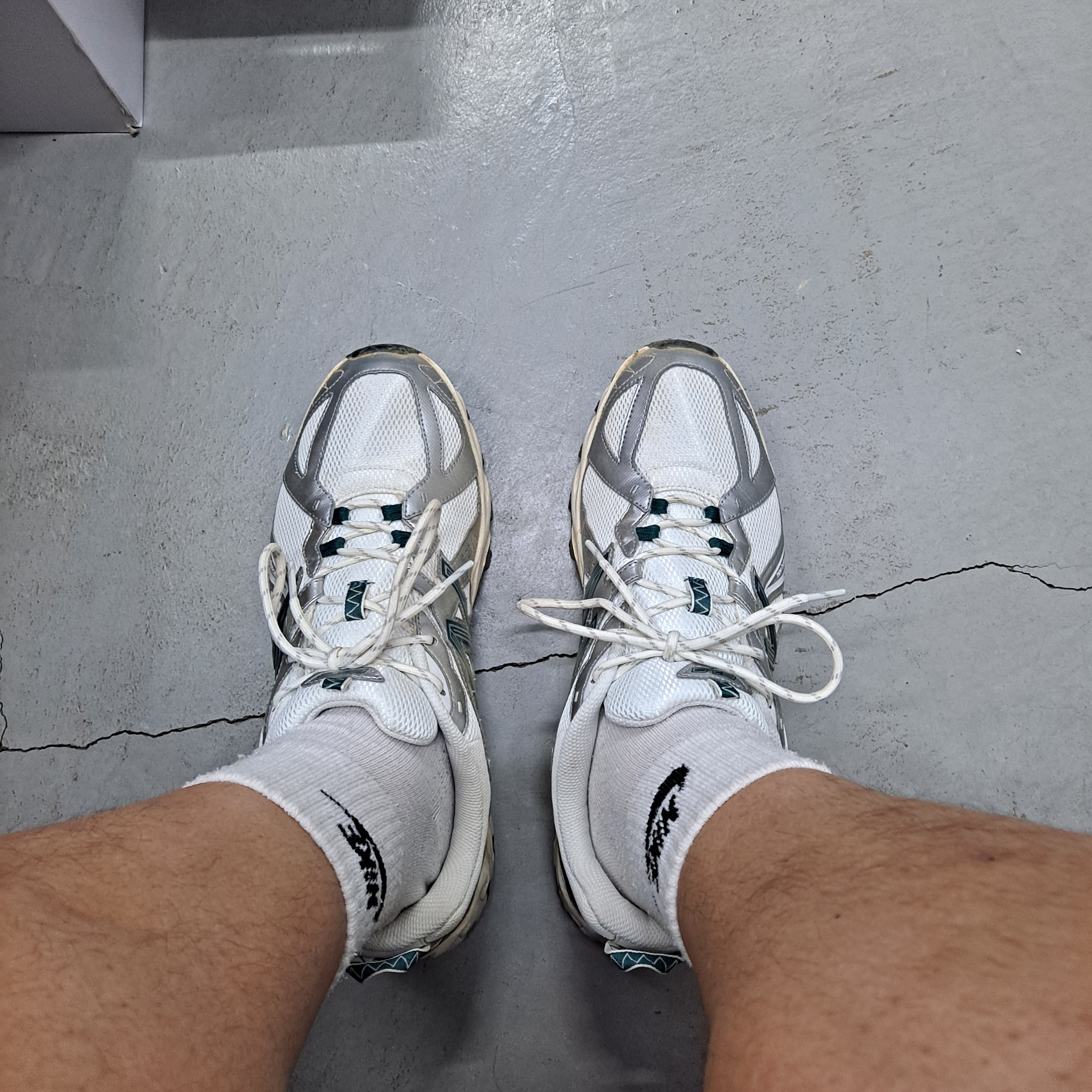 New Balance ML610T Metallic Silver - D Standard 착용 스타일 - 1