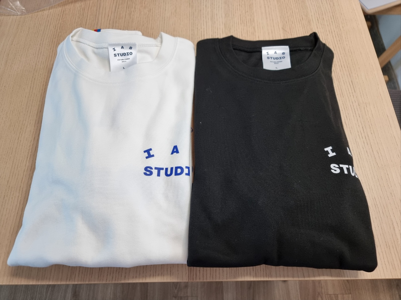 IAB Studio 10th Anniversary T-Shirts Pack White & Black (2 Pack), IAB Studio 10th Anniversary T-Shirt Black 착용 스타일 - 2