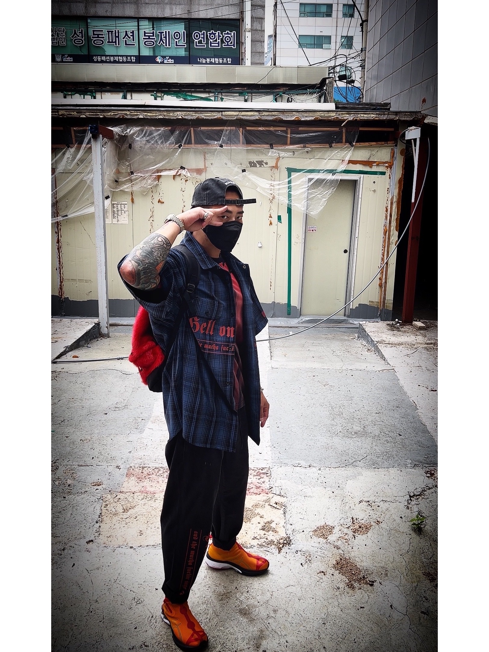Supreme Pigment Canvas S Logo 6-Panel Black - 23SS, Supreme Bleed Logo S/S Top Black - 20FW 착용 스타일 - 3