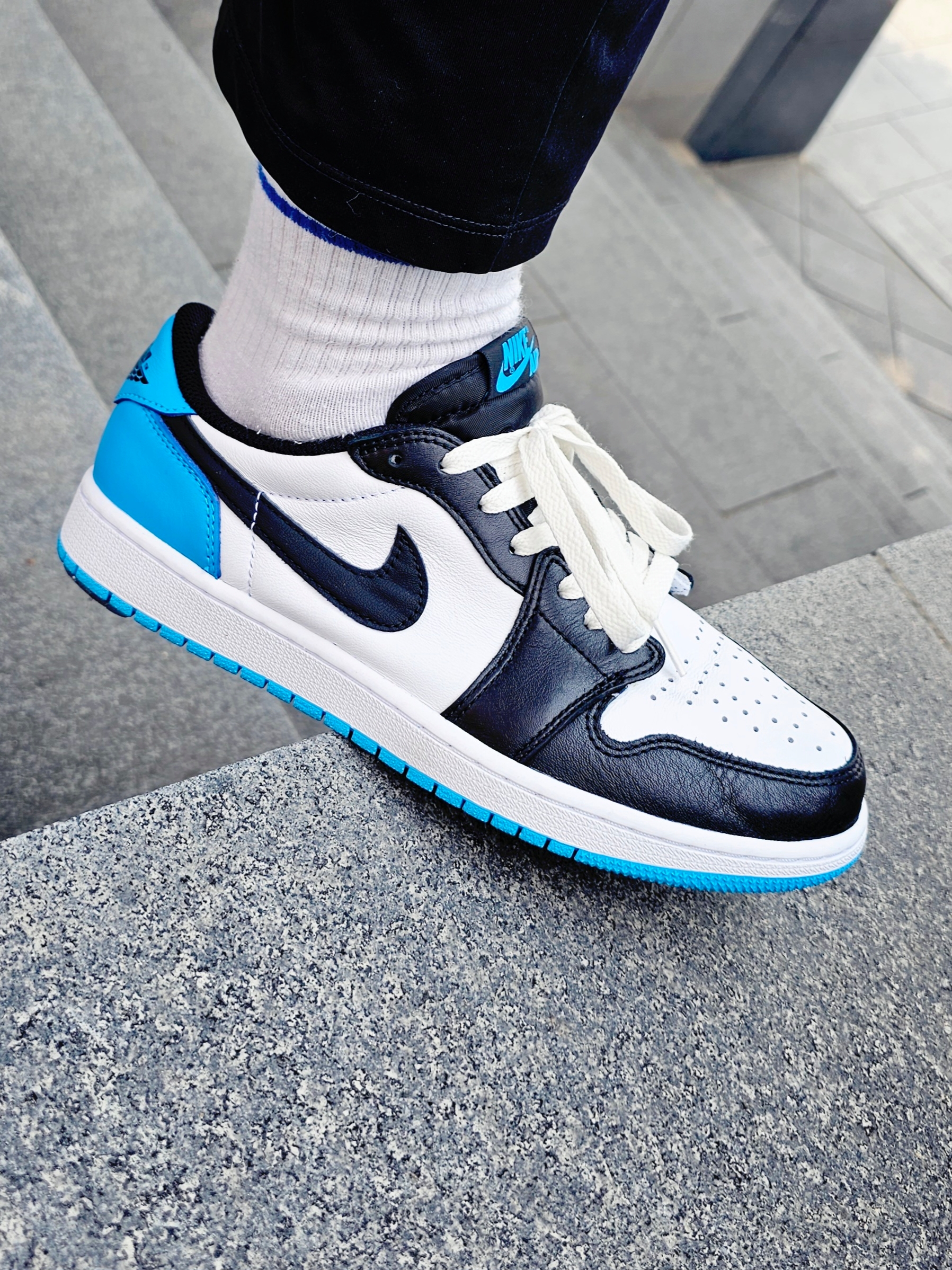 Jordan 1 Retro Low OG Black and Dark Powder Blue 착용 스타일 - 4