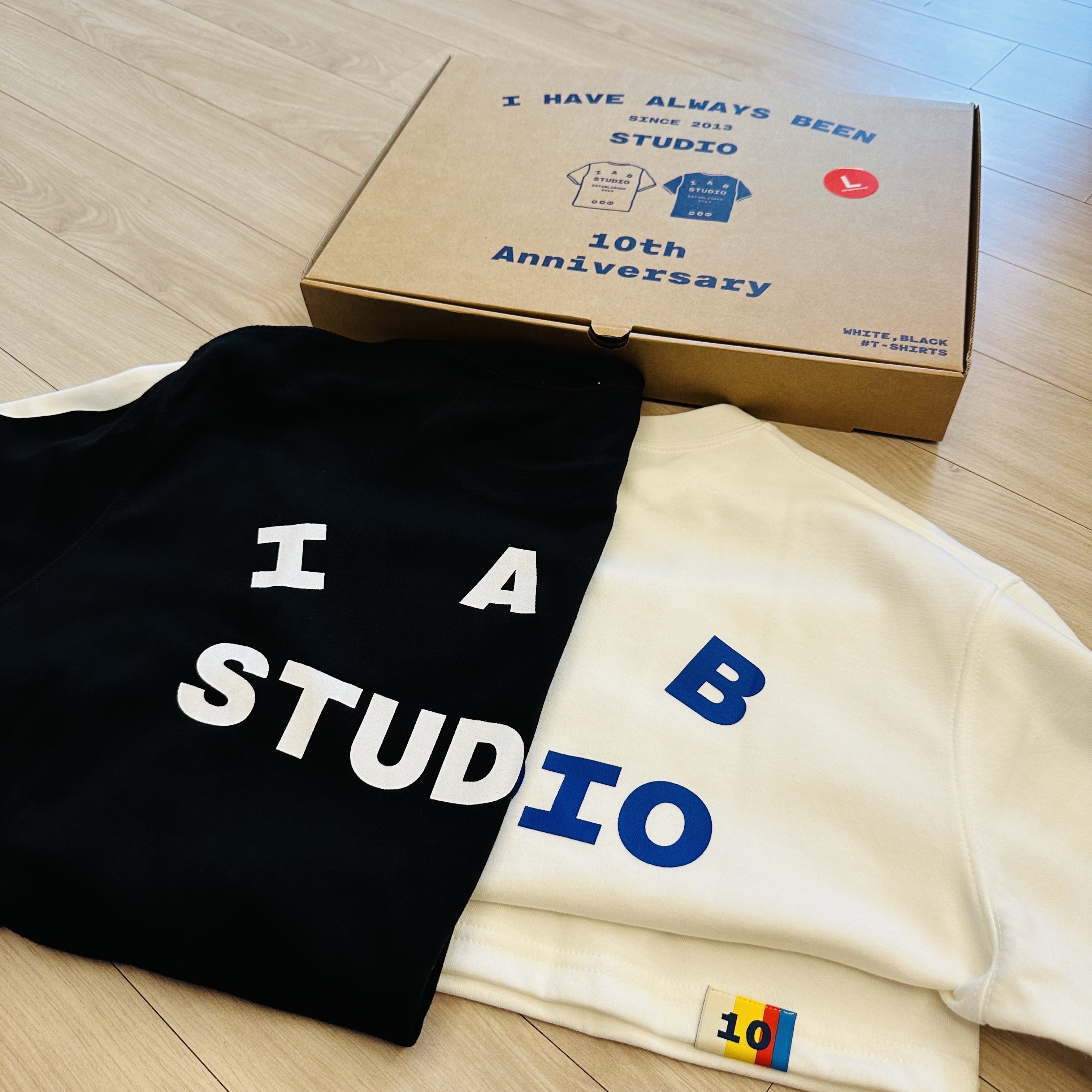 IAB Studio 10th Anniversary T-Shirts Pack White & Black (2 Pack) 착용 스타일