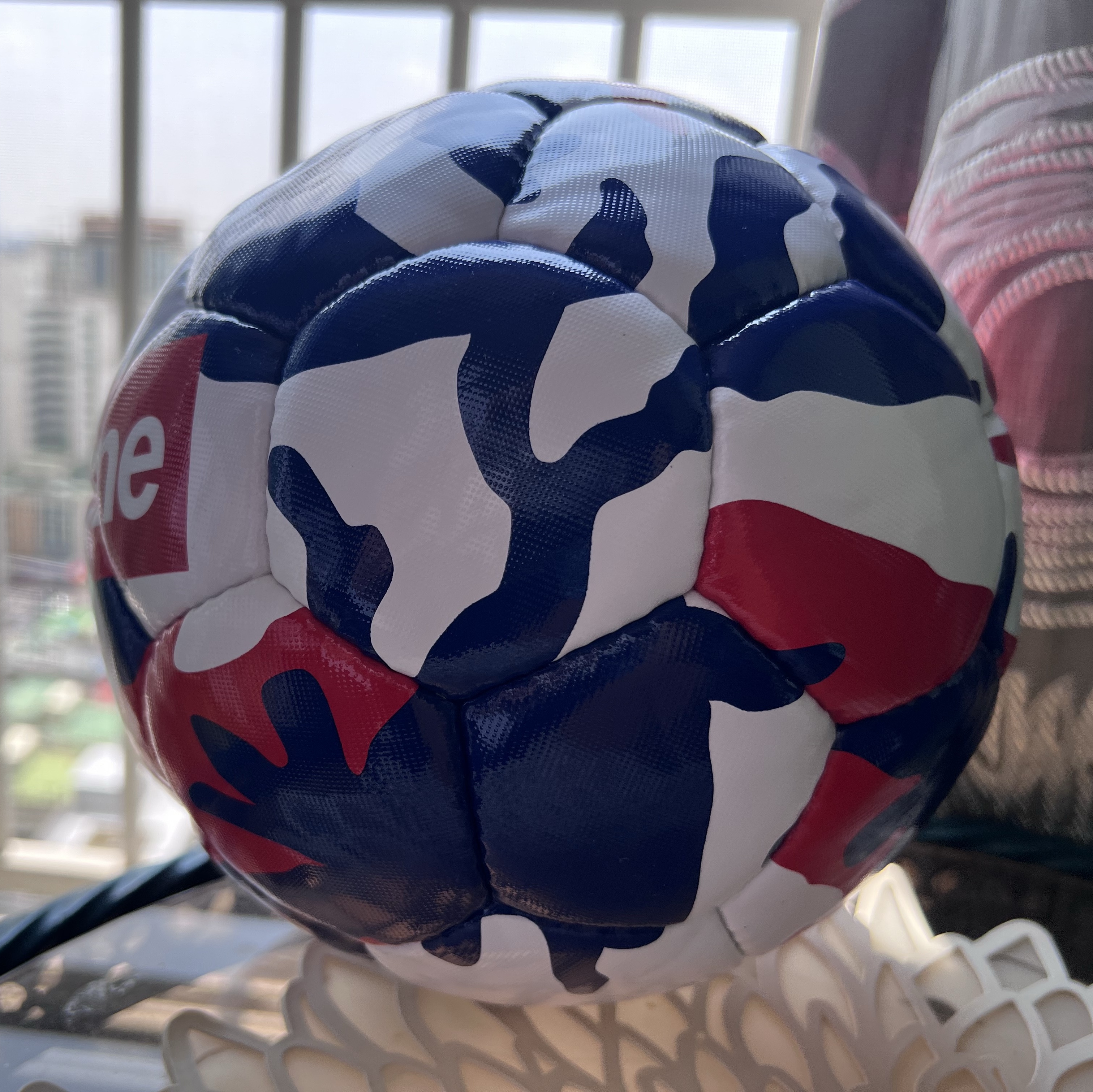 Supreme x Umbro Soccer Ball Red Camo - 22SS 착용 스타일 - 1