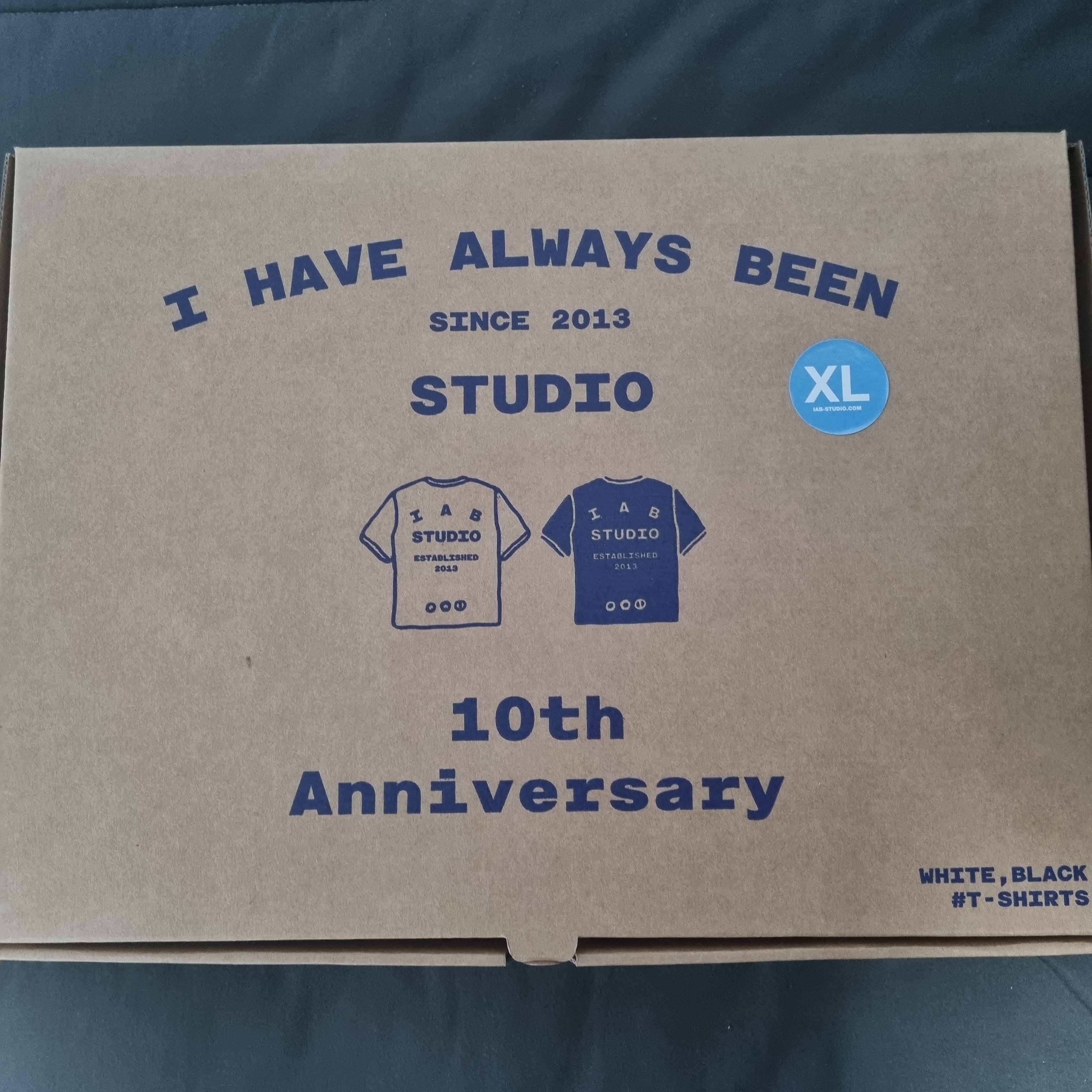 IAB Studio 10th Anniversary T-Shirts Pack White & Black (2 Pack) 착용 스타일