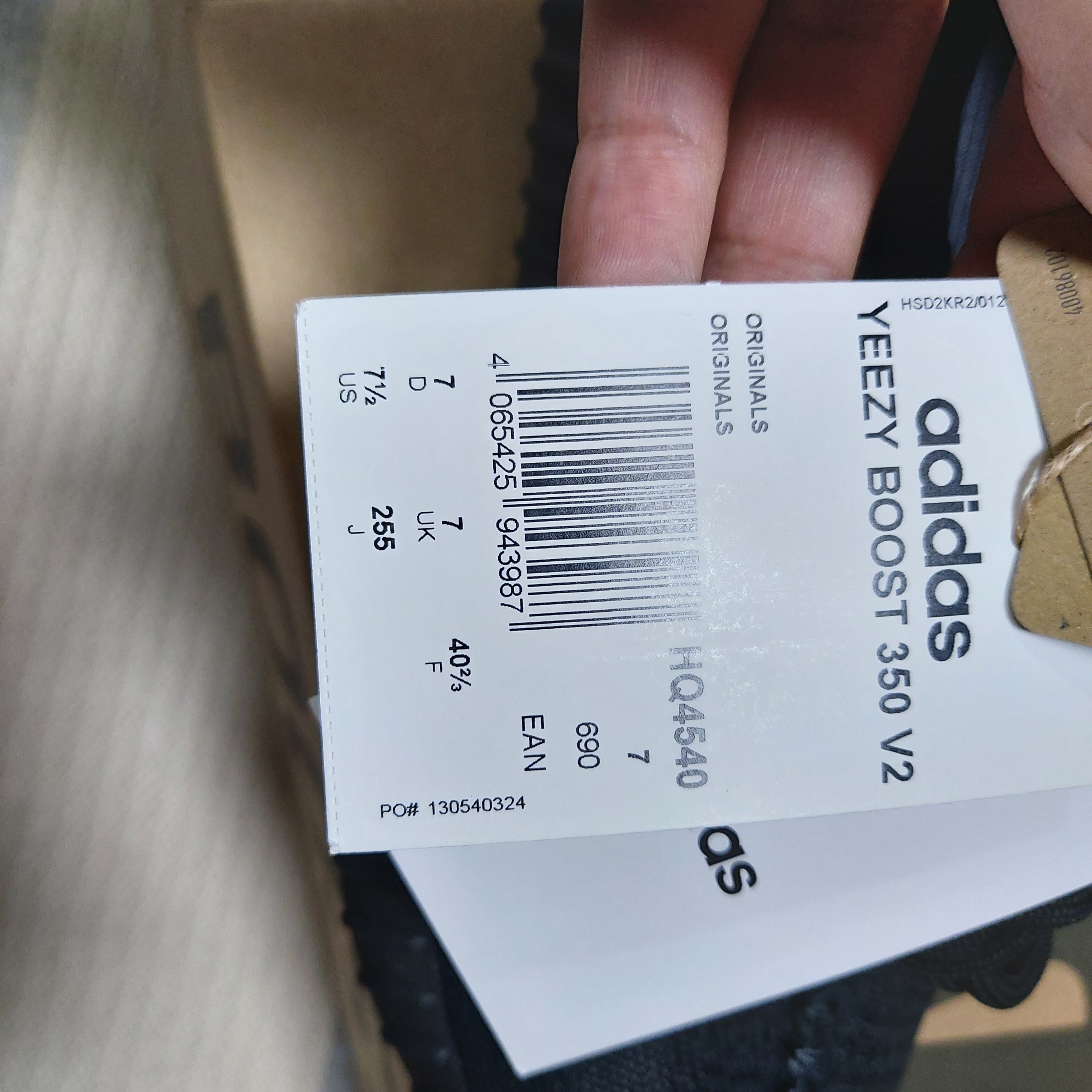 Adidas Yeezy Boost 350 V2 Onyx 착용 스타일 - 3