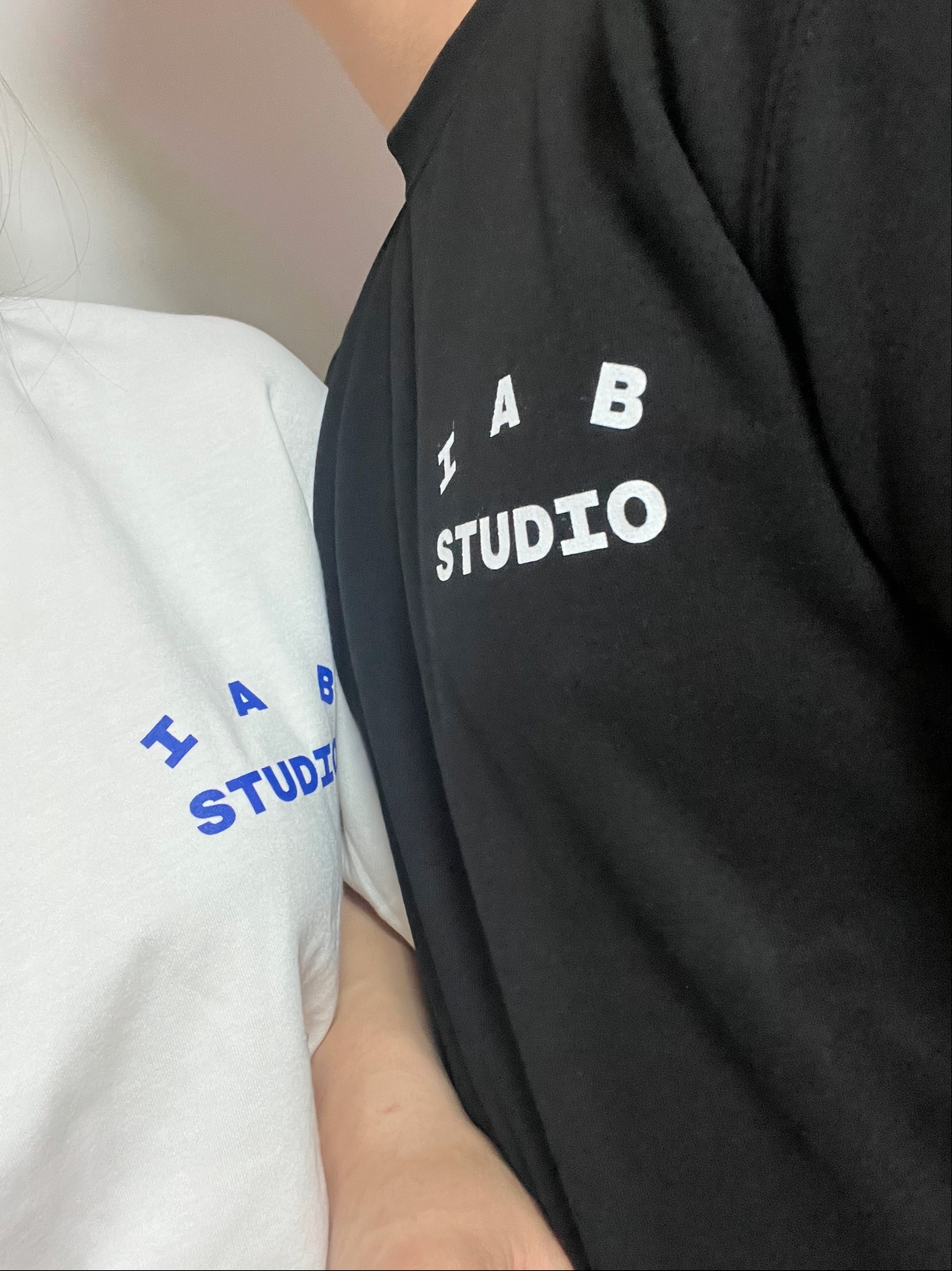 IAB Studio 10th Anniversary T-Shirts Pack White & Black (2 Pack) 착용 스타일 - 1