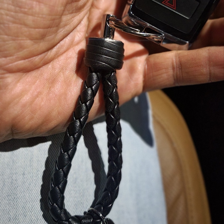 Bottega Veneta Logo Tag Keyring Black 착용 스타일