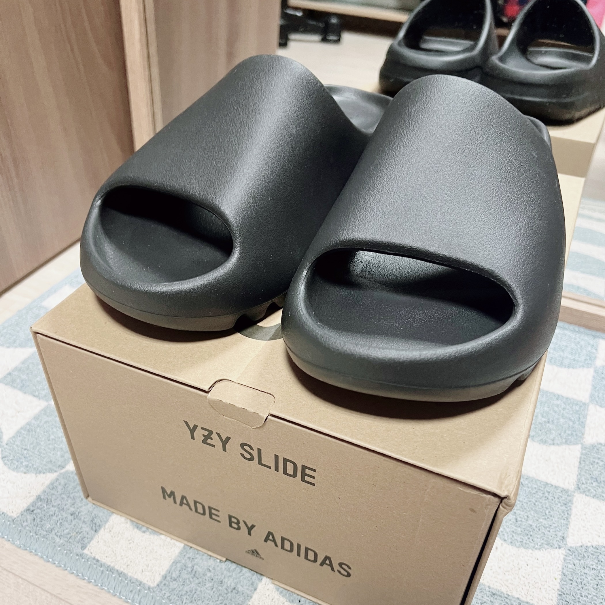 Adidas Yeezy Slide Onyx 착용 스타일