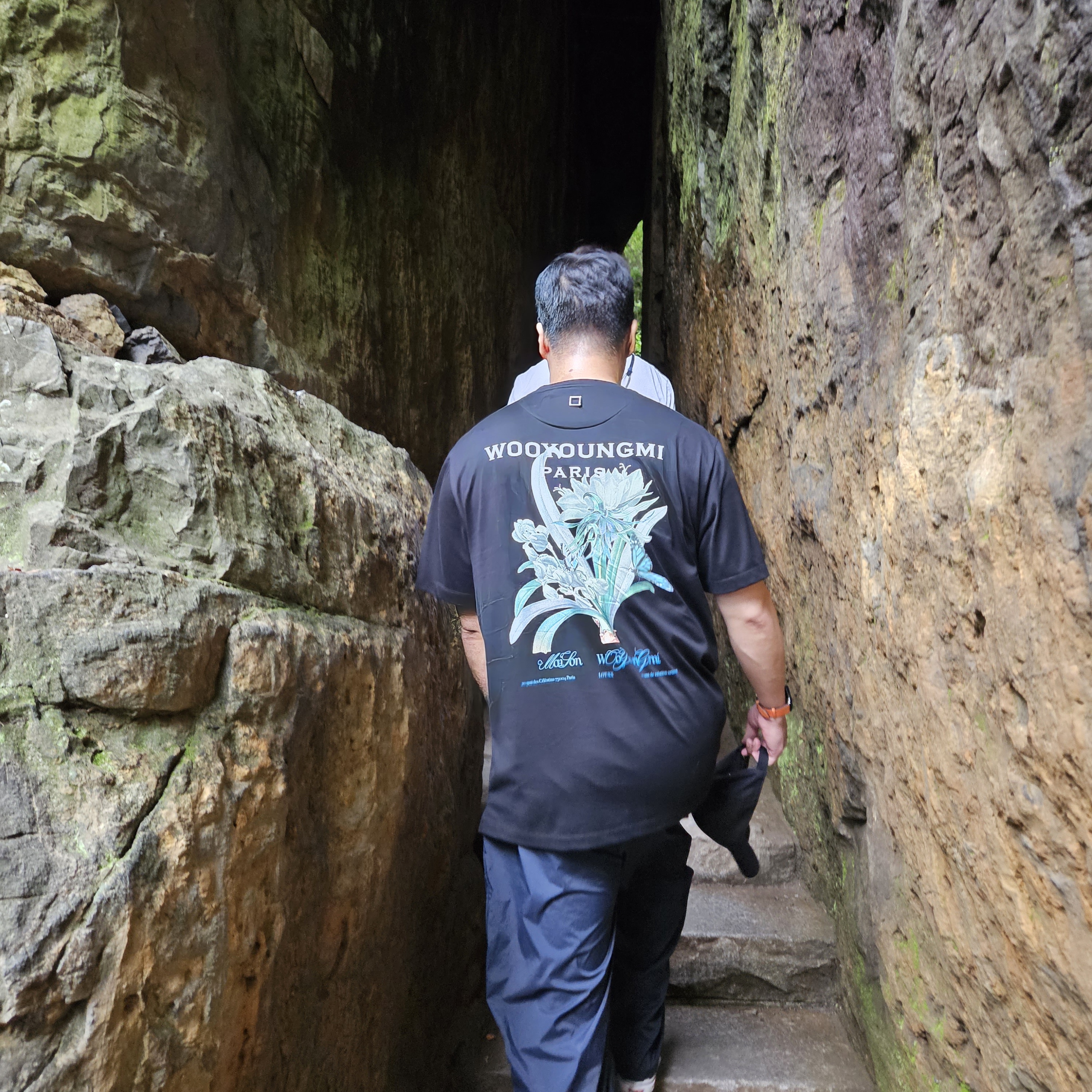Wooyoungmi Flower Print Back Logo T-Shirt Black - 23SS 착용 스타일 - 1