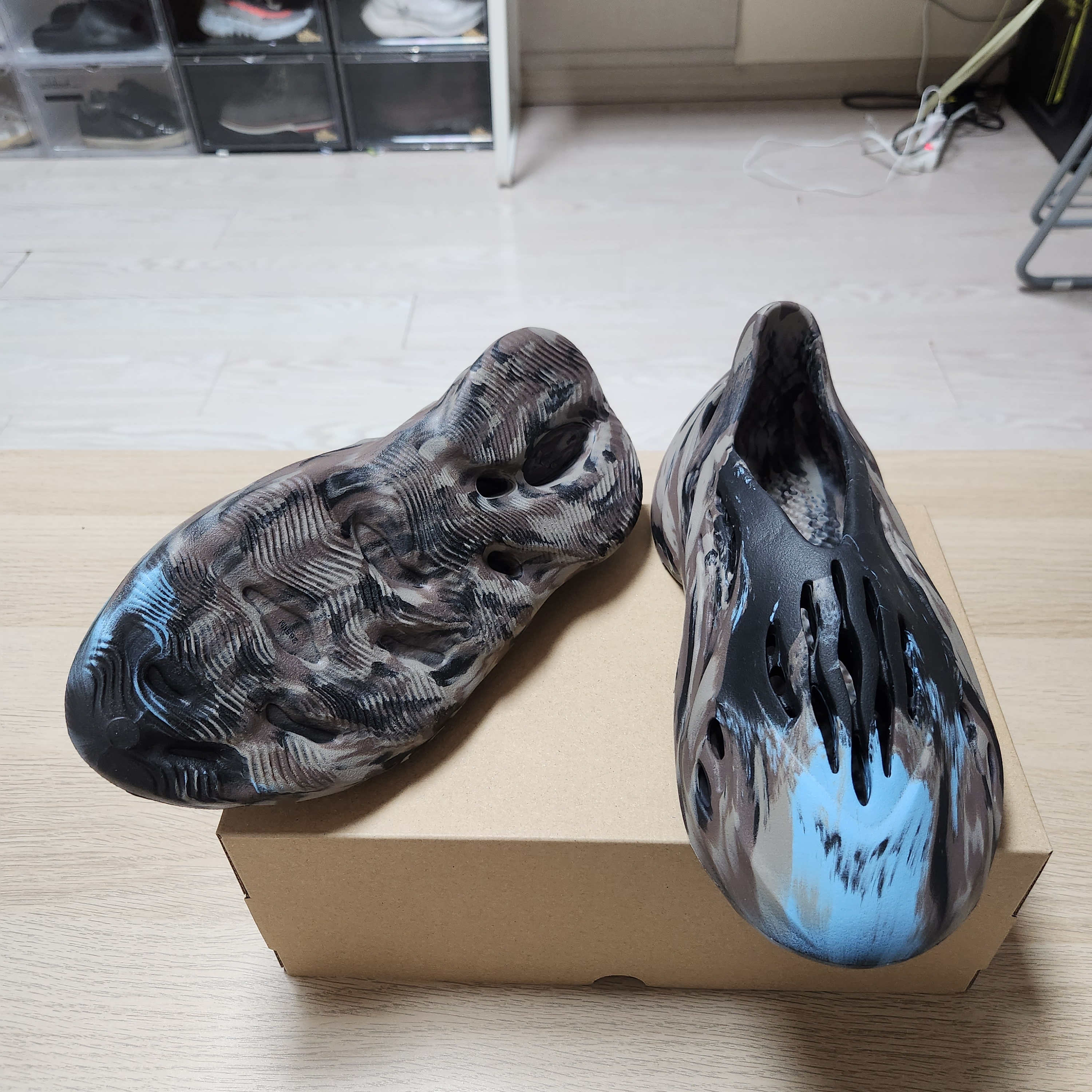 Adidas Yeezy Foam RNNR MX Cinder 착용 스타일 - 5