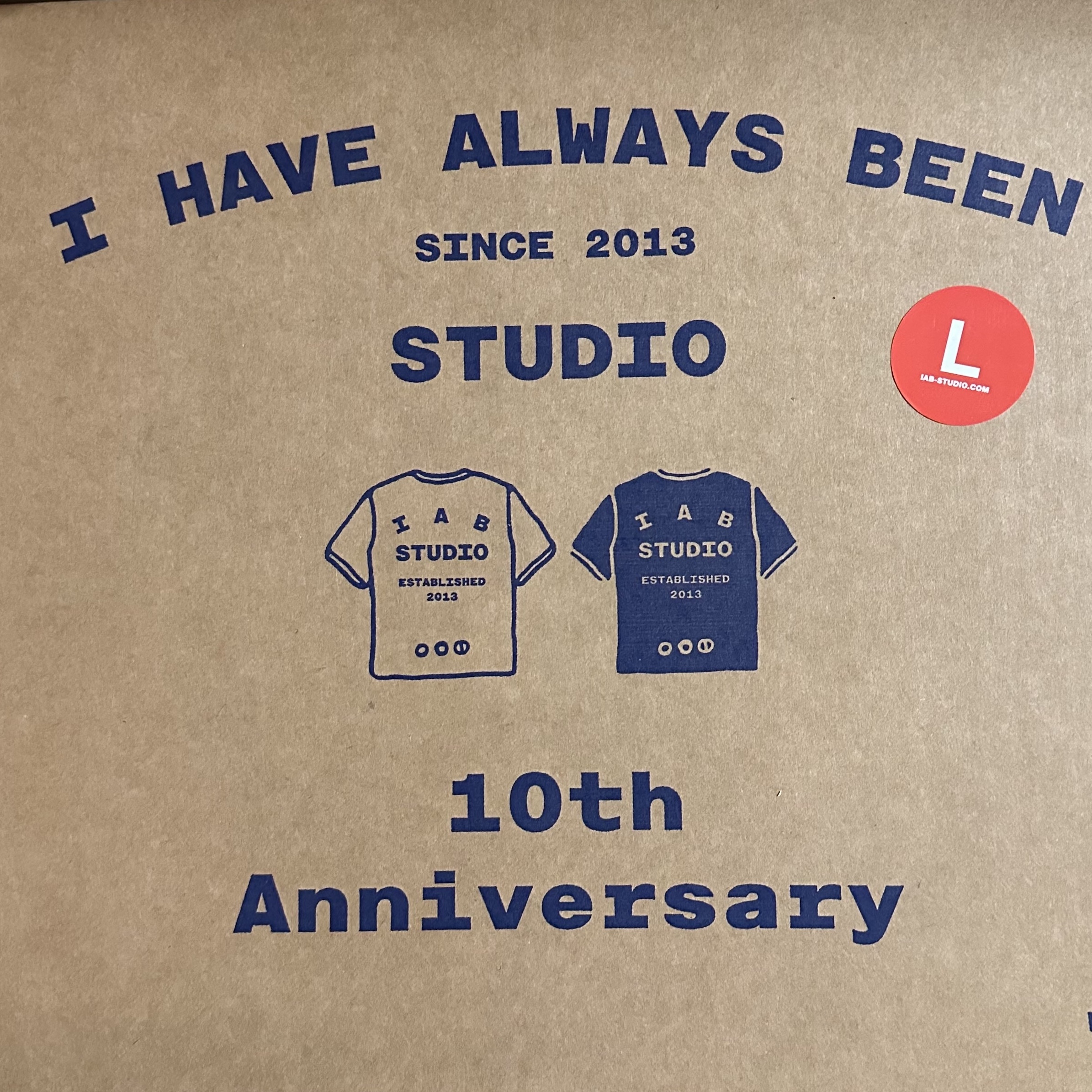 아이앱 스튜디오 10주년 티셔츠 팩 화이트 & 블랙 (2개입) 착용 스타일 - 3