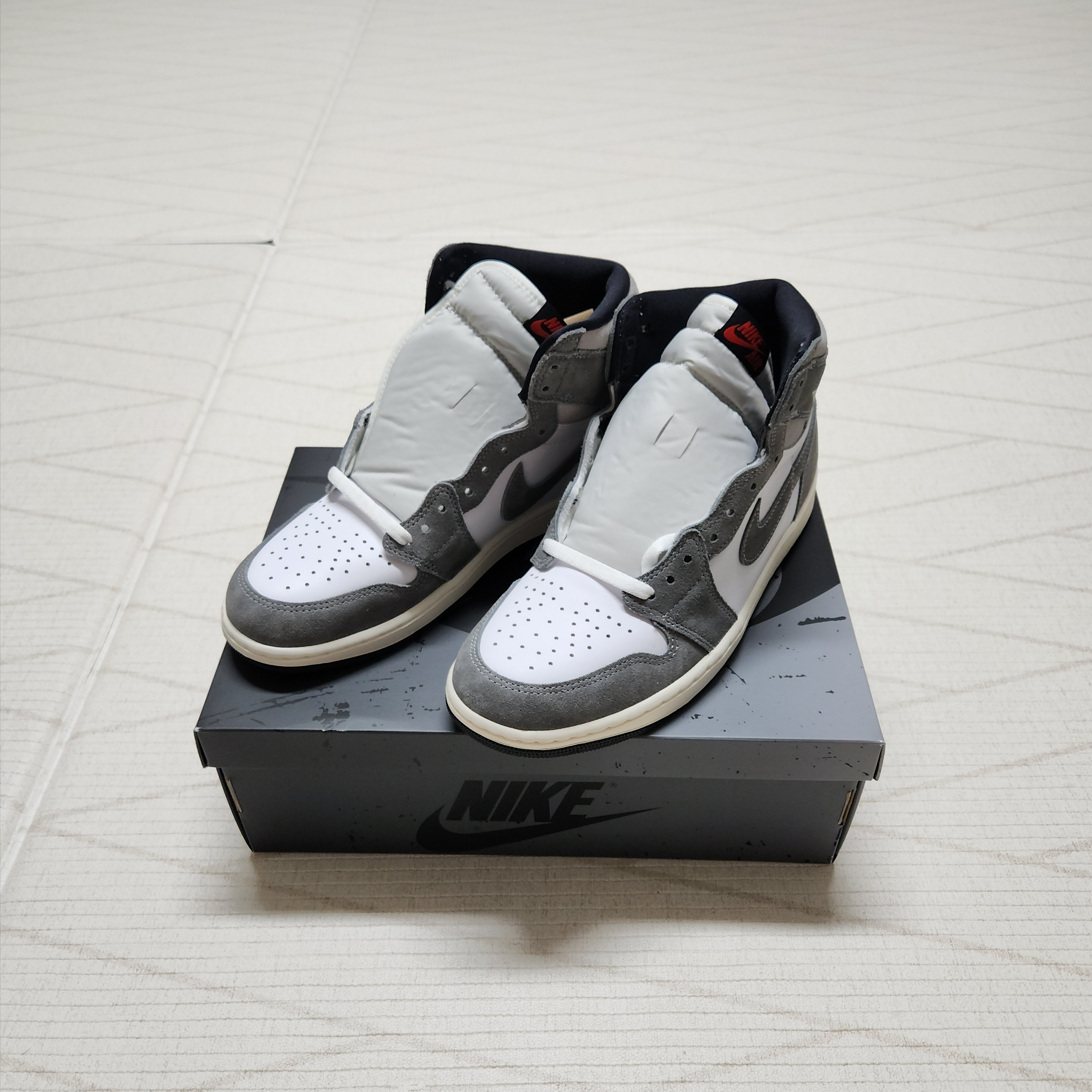 Jordan 1 Retro High OG Black and Smoke Grey 착용 스타일 - 1