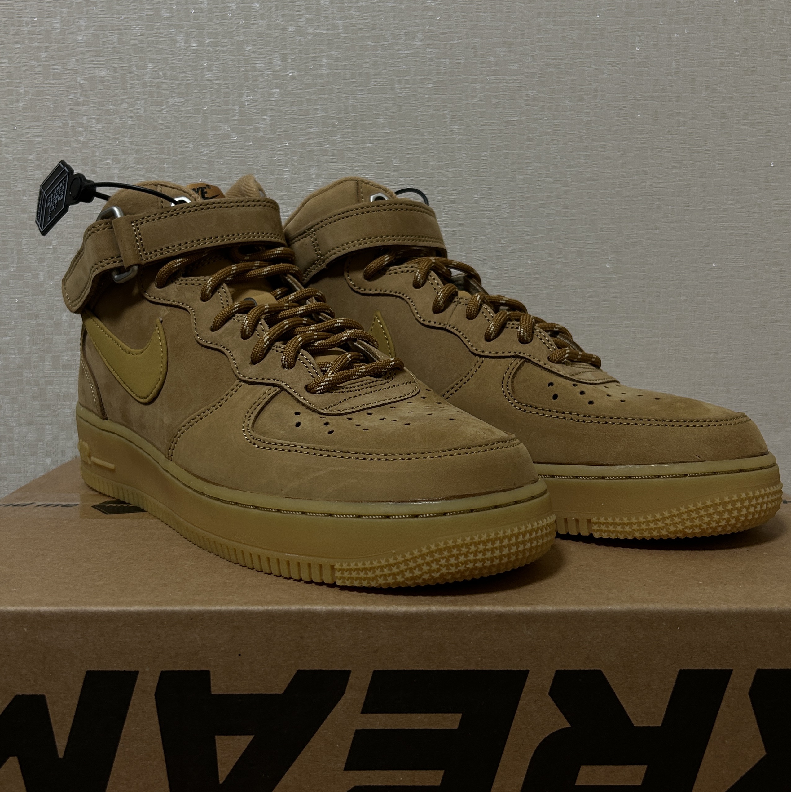 Nike Air Force 1 Mid '07 WB Flax 착용 스타일