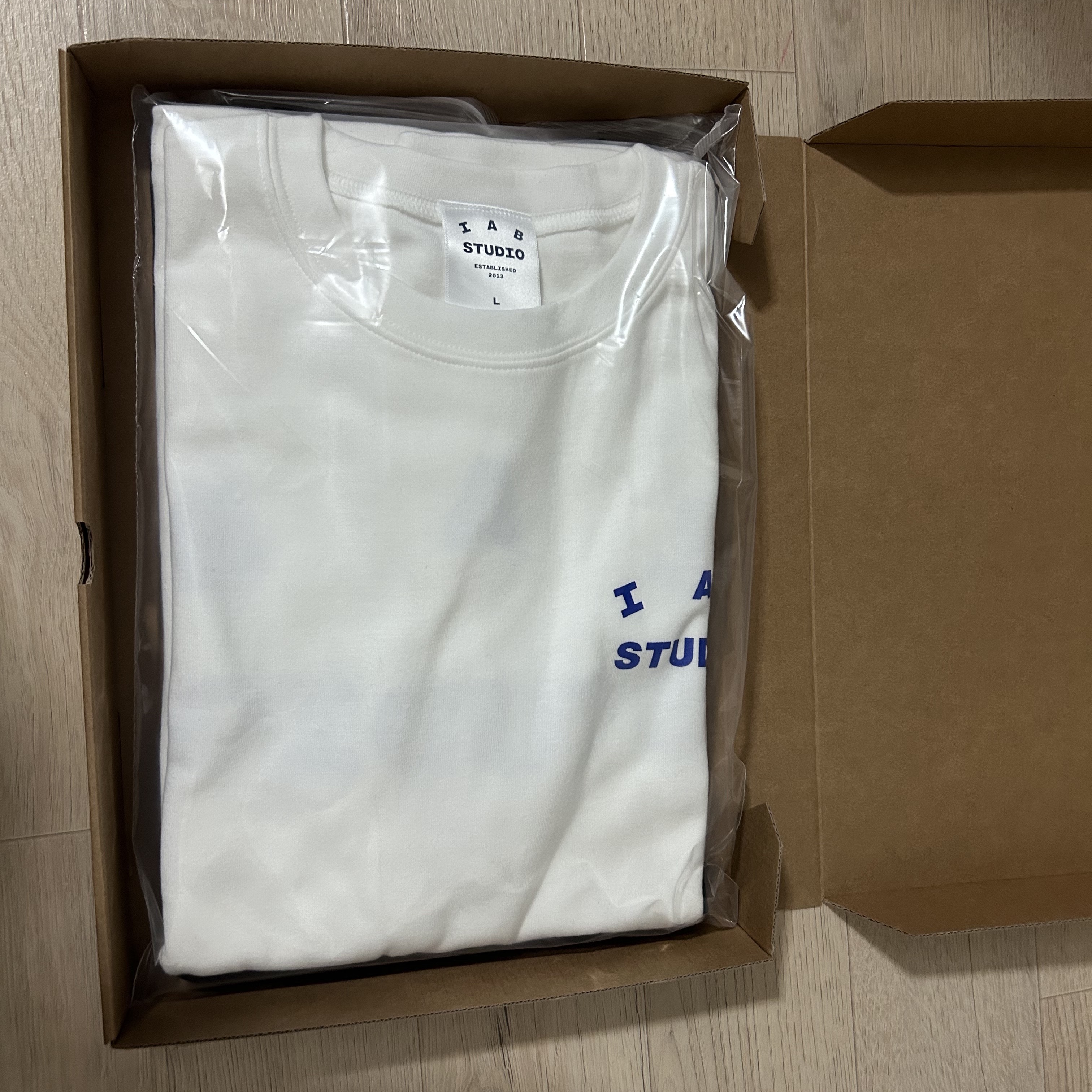 IAB Studio 10th Anniversary T-Shirts Pack White & Black (2 Pack), IAB Studio 10th Anniversary T-Shirt White 착용 스타일 - 2