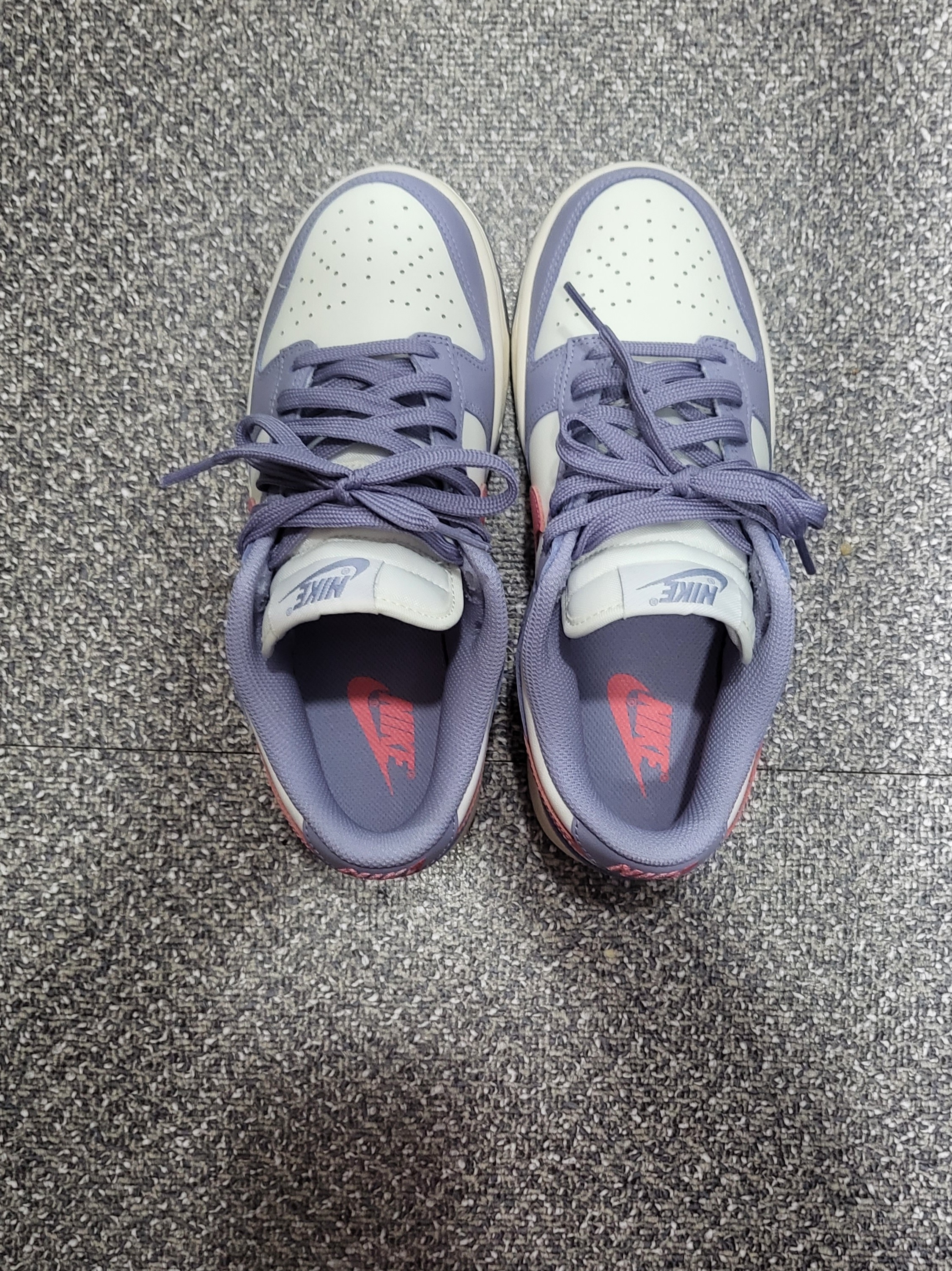 (W) Nike Dunk Low Indigo Haze Coral Chalk 착용 스타일 - 1
