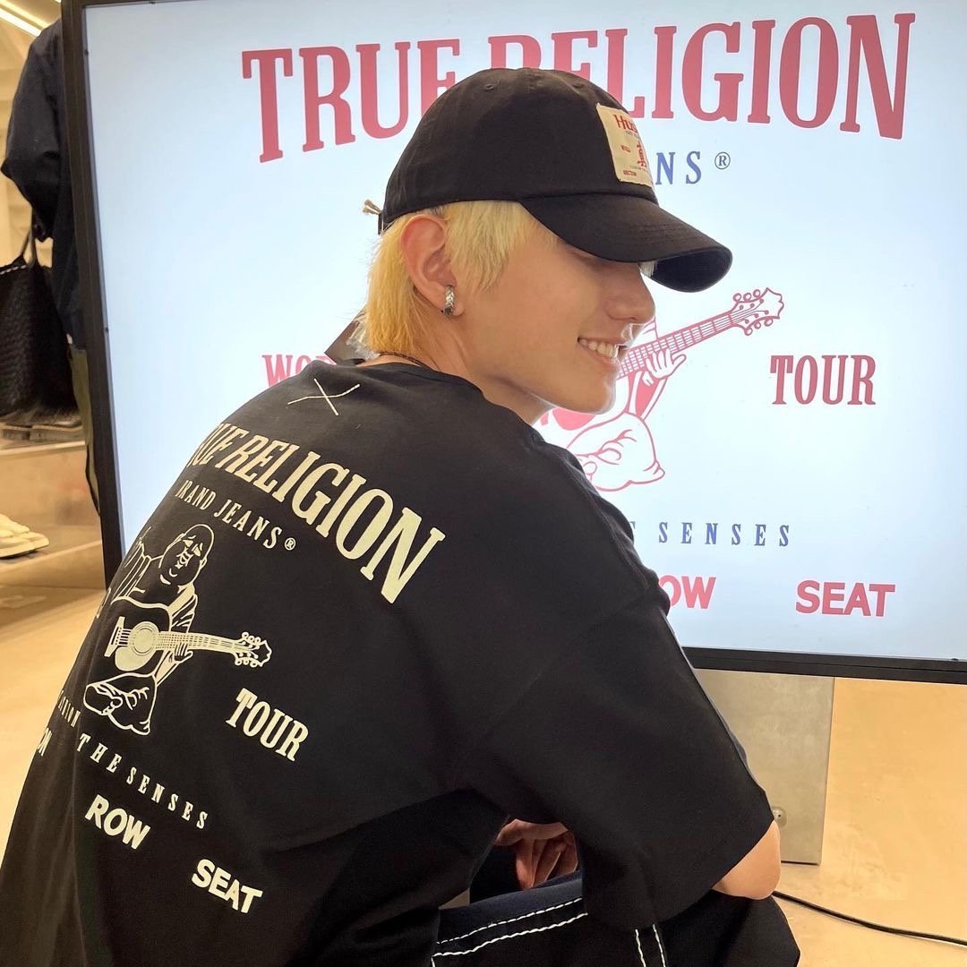 True Religion Origin Logo T-Shirt Black, True Religion Origin Logo T-Shirt Navy 착용 스타일