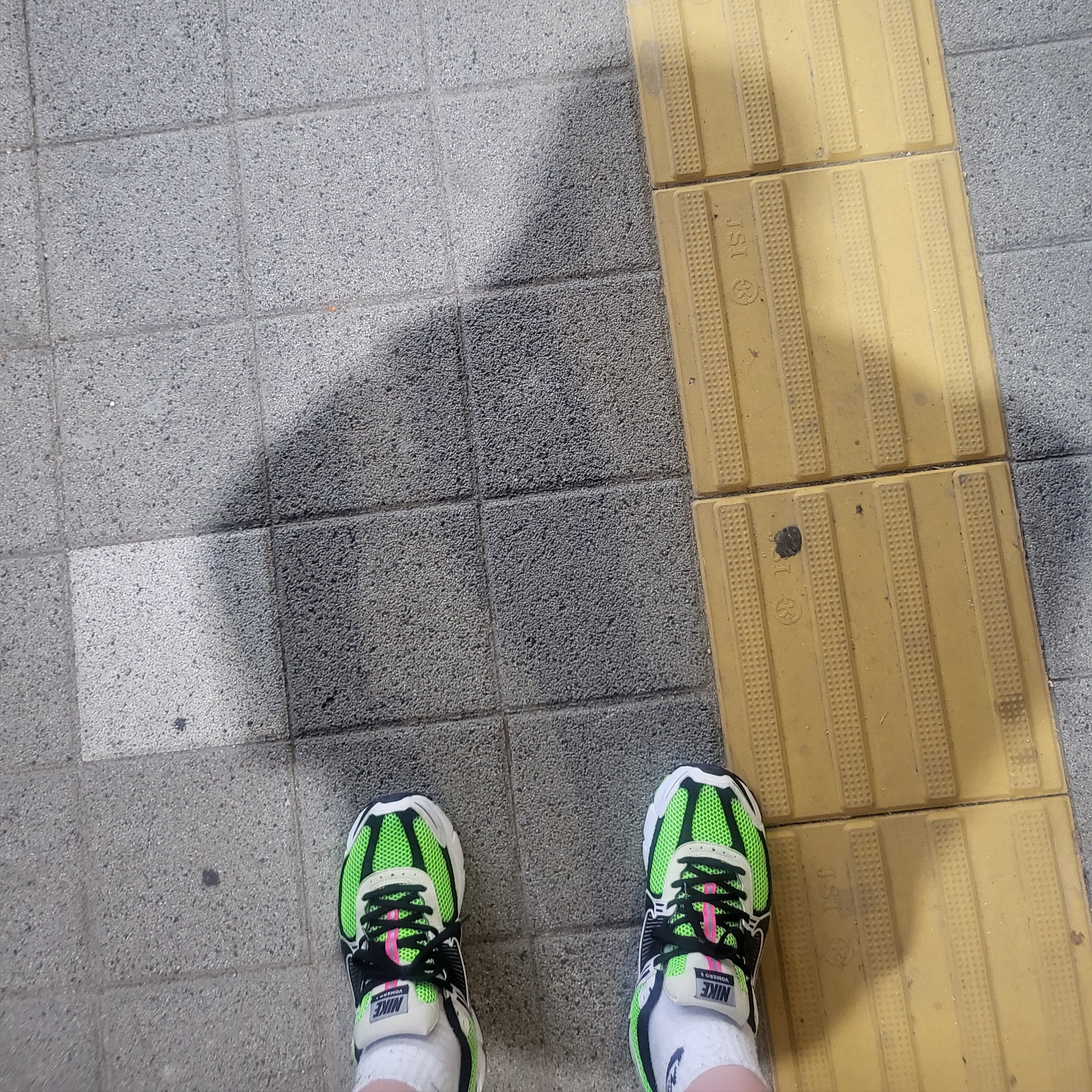 Nike Zoom Vomero 5 Electric Green Black 착용 스타일