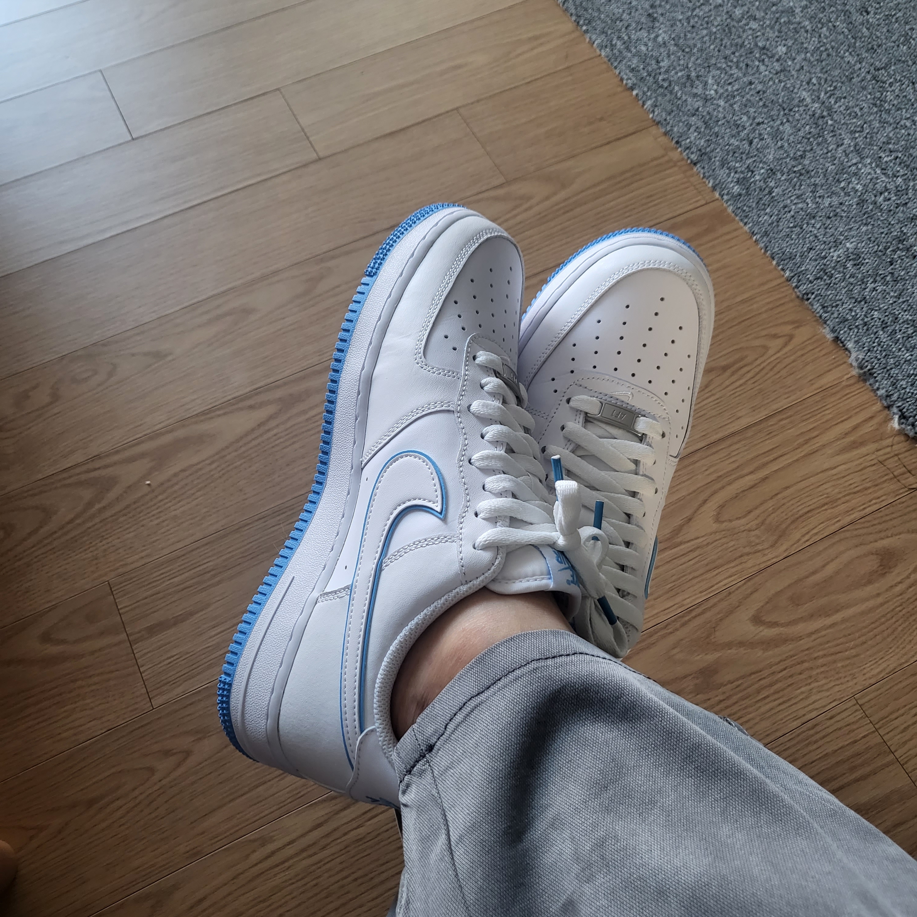 Nike Air Force 1 '07 White University Blue 착용 스타일 - 2