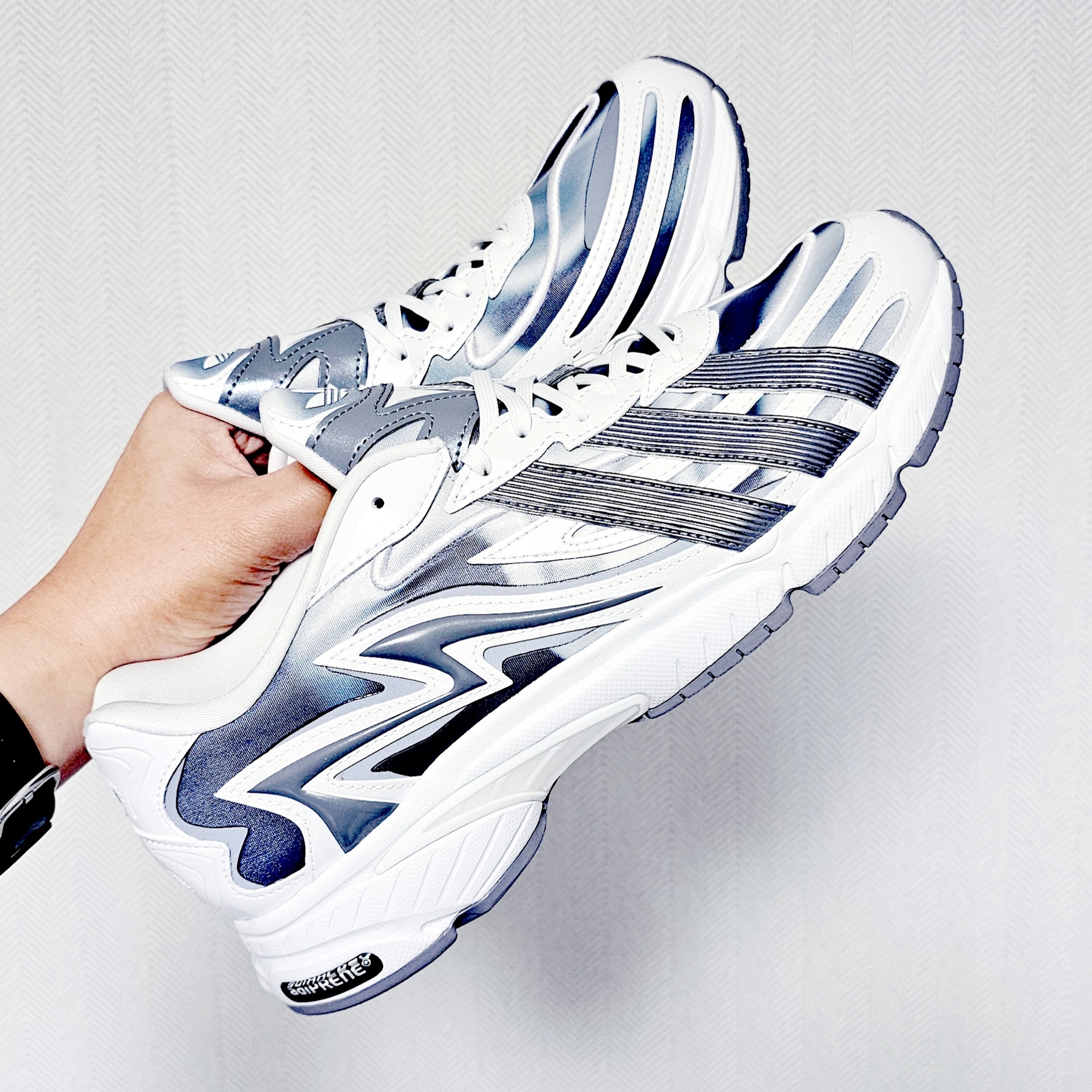 Adidas Orketro 2.0 Cloud White Grey 착용 스타일