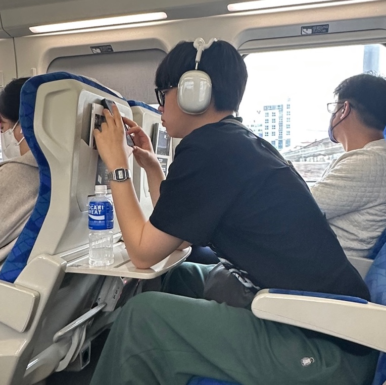Apple AirPods Max Lightning Silver (Korean Ver.) 착용 스타일 - 1