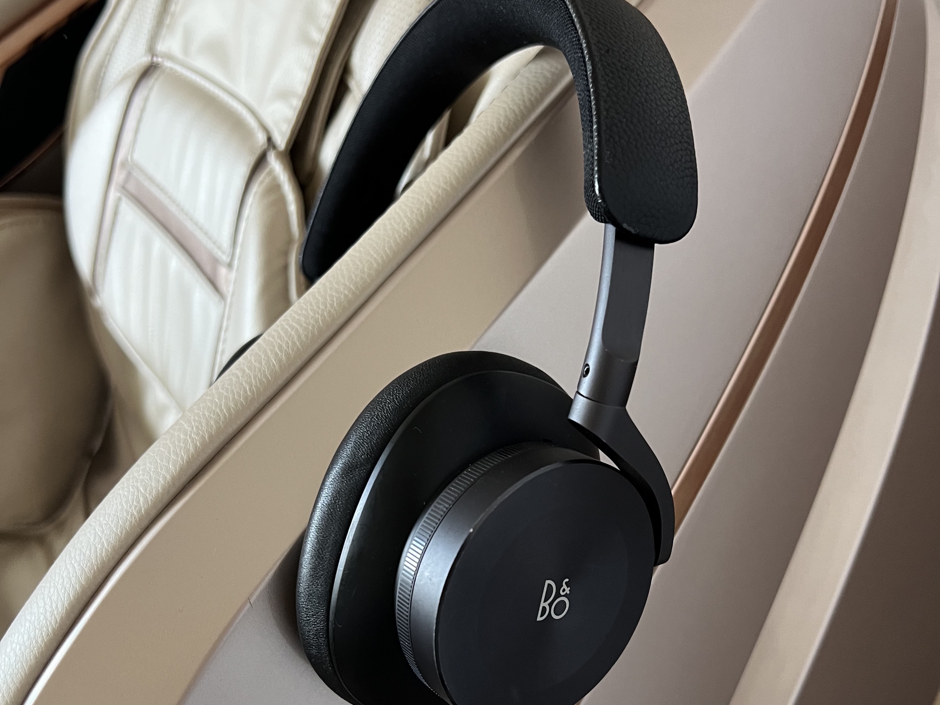 Bang & Olufsen Beoplay H95 Black, Bang & Olufsen Beoplay EX Lunar Red 착용 스타일 - 2