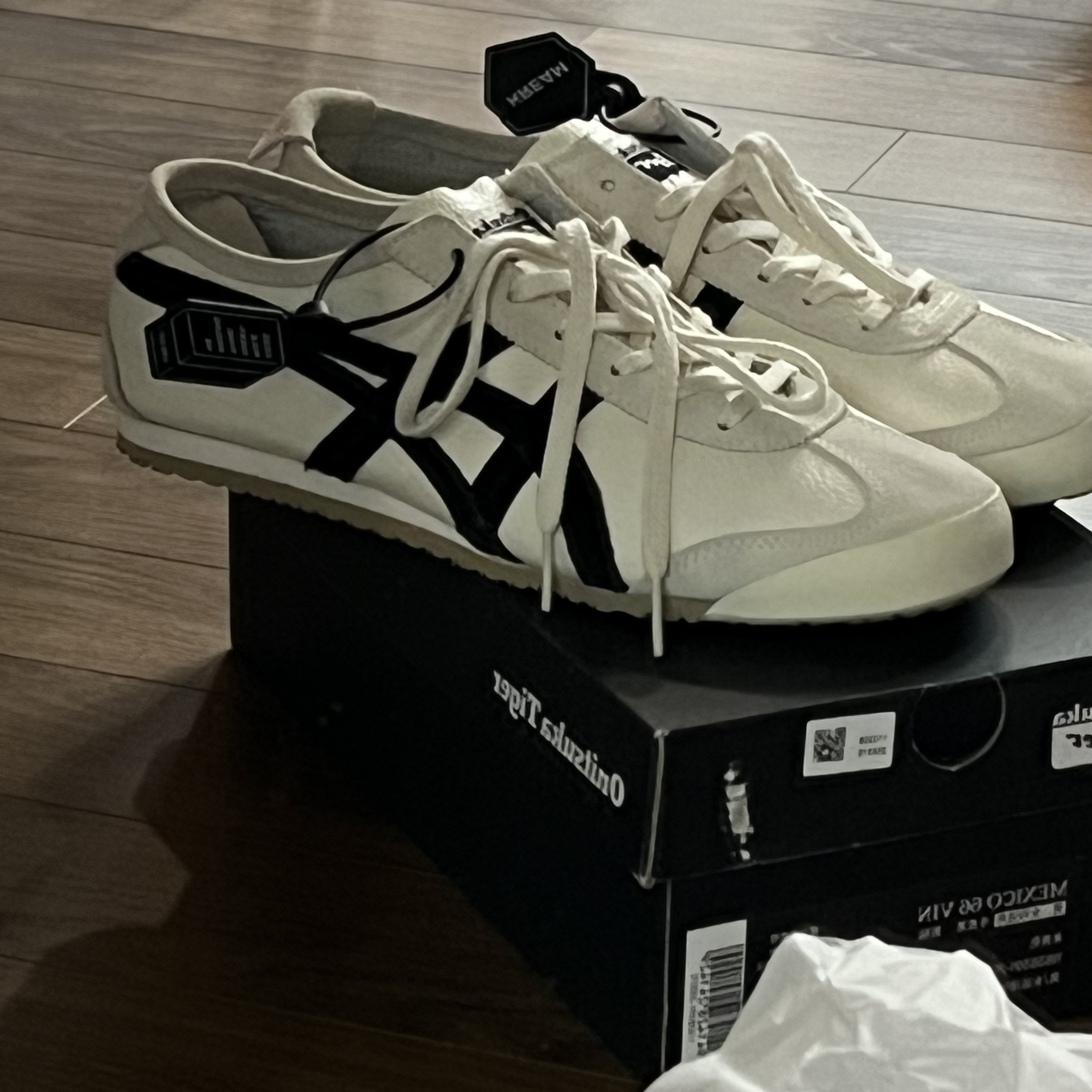 Onitsuka Tiger Mexico 66 Vintage White Black 착용 스타일 - 1