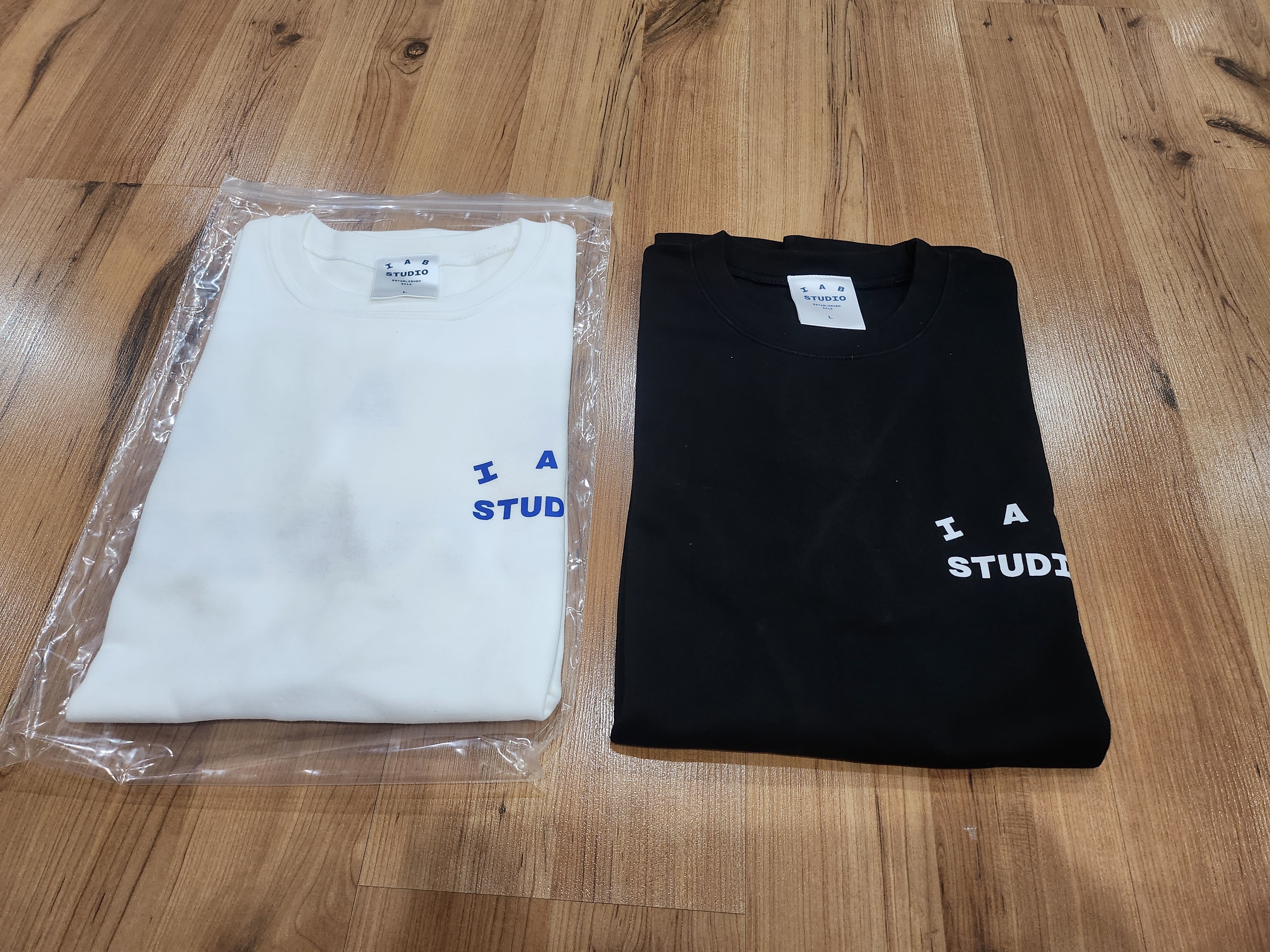 IAB Studio 10th Anniversary T-Shirts Pack White & Black (2 Pack) 착용 스타일 - 1